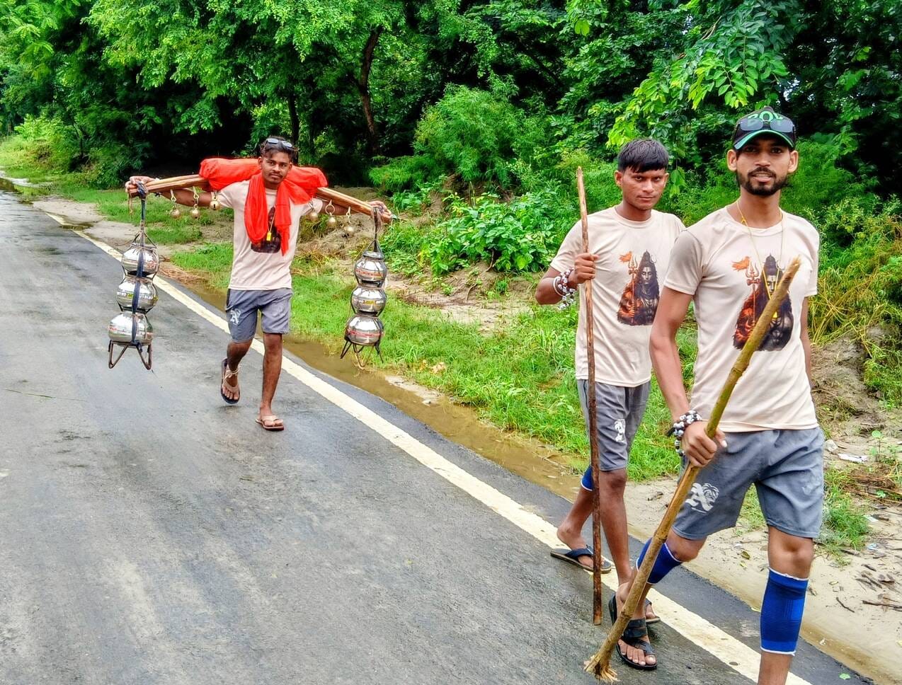 नारायणपुर बुलंदशहर के शिव भक्त भोले 51 लीटर जल लेकर अपने गंतव्य की ओर बढते हुए। (मवाना) नारायणपुर बुलंदशहर के शिव भक्त भोले 51 लीटर जल लेकर अपने गंतव्य की ओर बढते हुए। (मवाना)