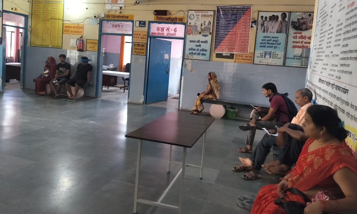 पीएचसी भीखरपुर में लटकता ताला। पीएचसी भीखरपुर में लटकता ताला।