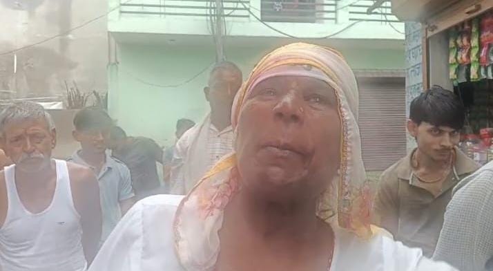पानी में खड़े होकर विरोध जताते वार्डवासी। संवाद पानी में खड़े होकर विरोध जताते वार्डवासी। संवाद