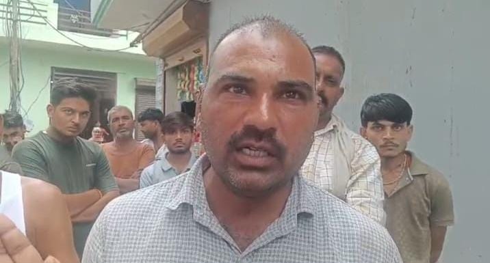 पानी में खड़े होकर विरोध जताते वार्डवासी। संवाद पानी में खड़े होकर विरोध जताते वार्डवासी। संवाद