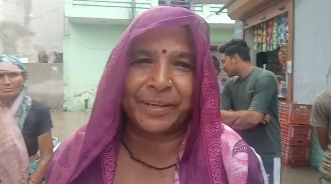 पानी में खड़े होकर विरोध जताते वार्डवासी। संवाद पानी में खड़े होकर विरोध जताते वार्डवासी। संवाद