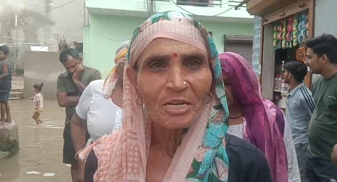 पानी में खड़े होकर विरोध जताते वार्डवासी। संवाद पानी में खड़े होकर विरोध जताते वार्डवासी। संवाद