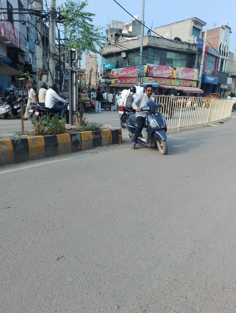 सनौली रोड पर बने गहरे गड्ढे। संवाद सनौली रोड पर बने गहरे गड्ढे। संवाद