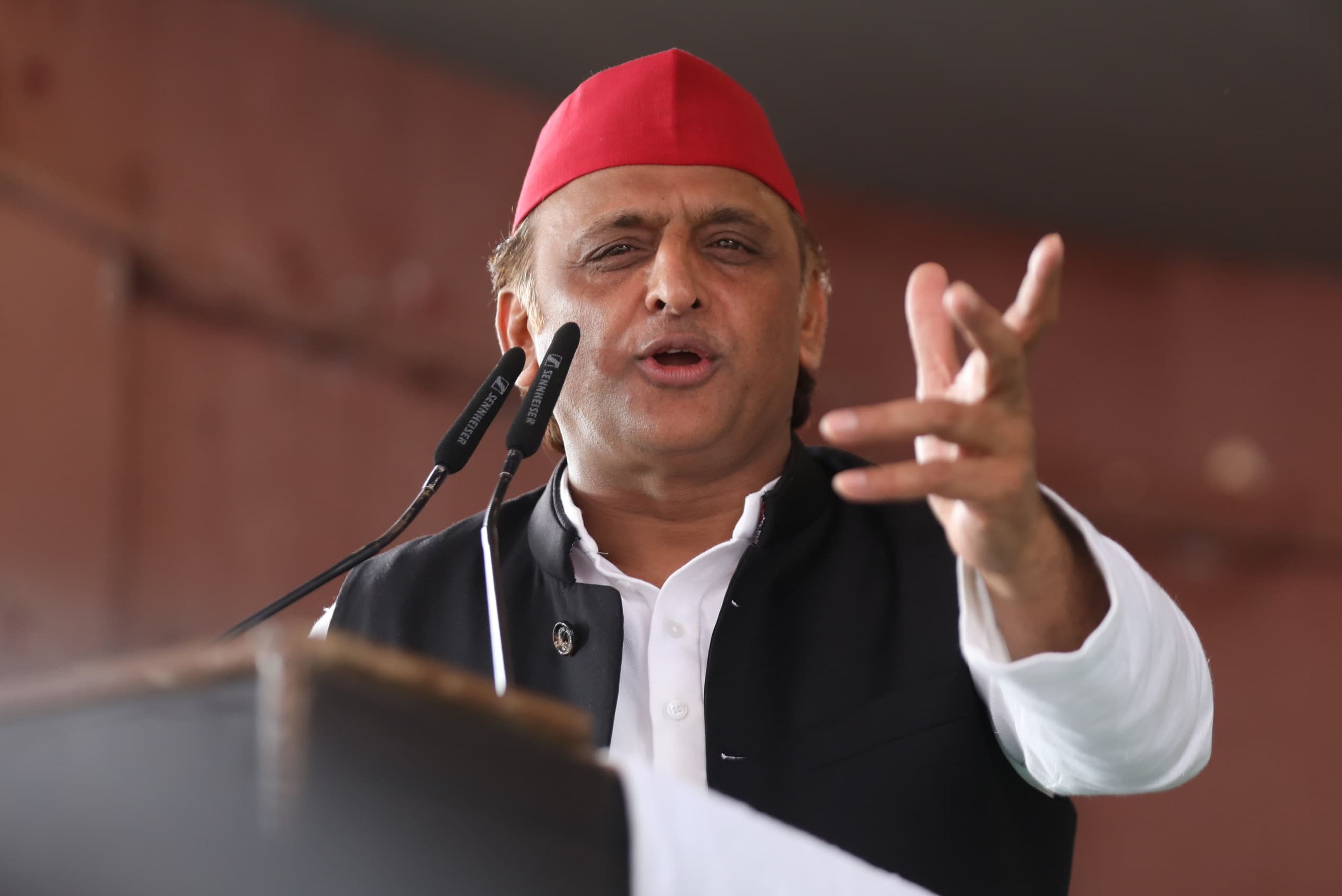 सपा मुख्यालय पर आयोजित कार्यक्रम में संबोधित करते  सपा अध्यक्ष अखिलेश यादव। -अमर उजाला