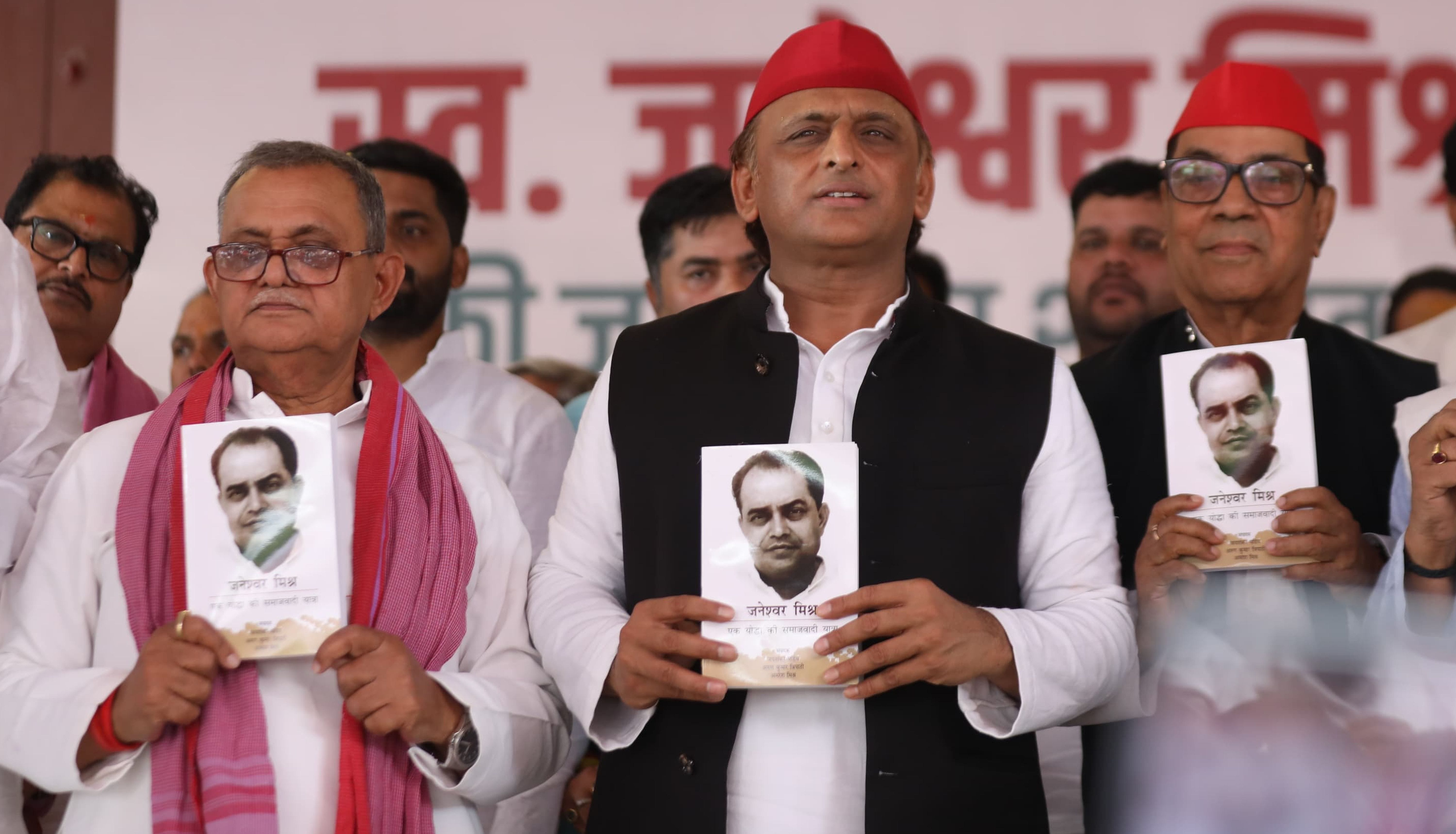 सपा मुख्यालय पर आयोजित कार्यक्रम में संबोधित करते  सपा अध्यक्ष अखिलेश यादव। -अमर उजाला