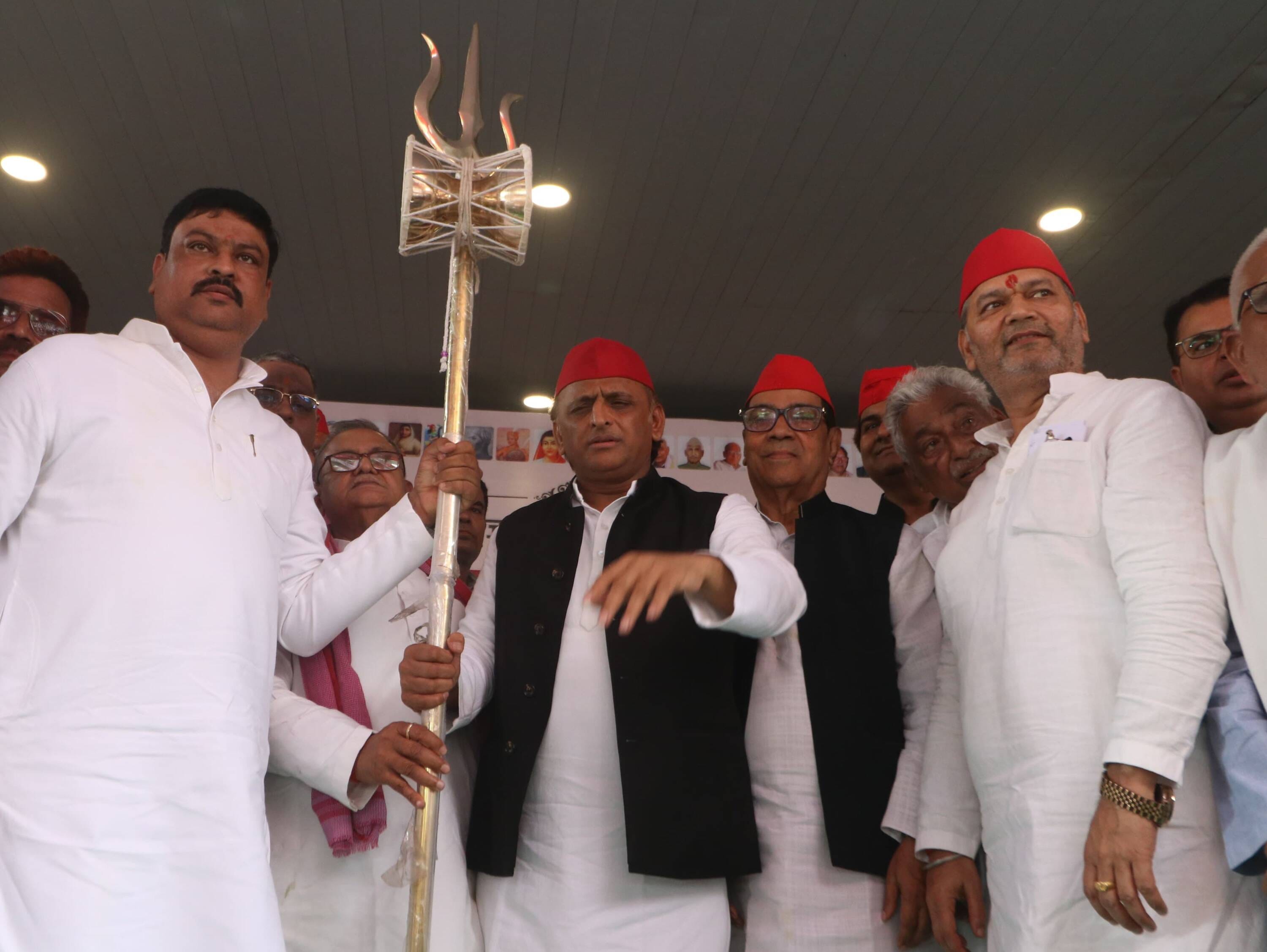 सपा मुख्यालय पर आयोजित कार्यक्रम में संबोधित करते  सपा अध्यक्ष अखिलेश यादव। -अमर उजाला