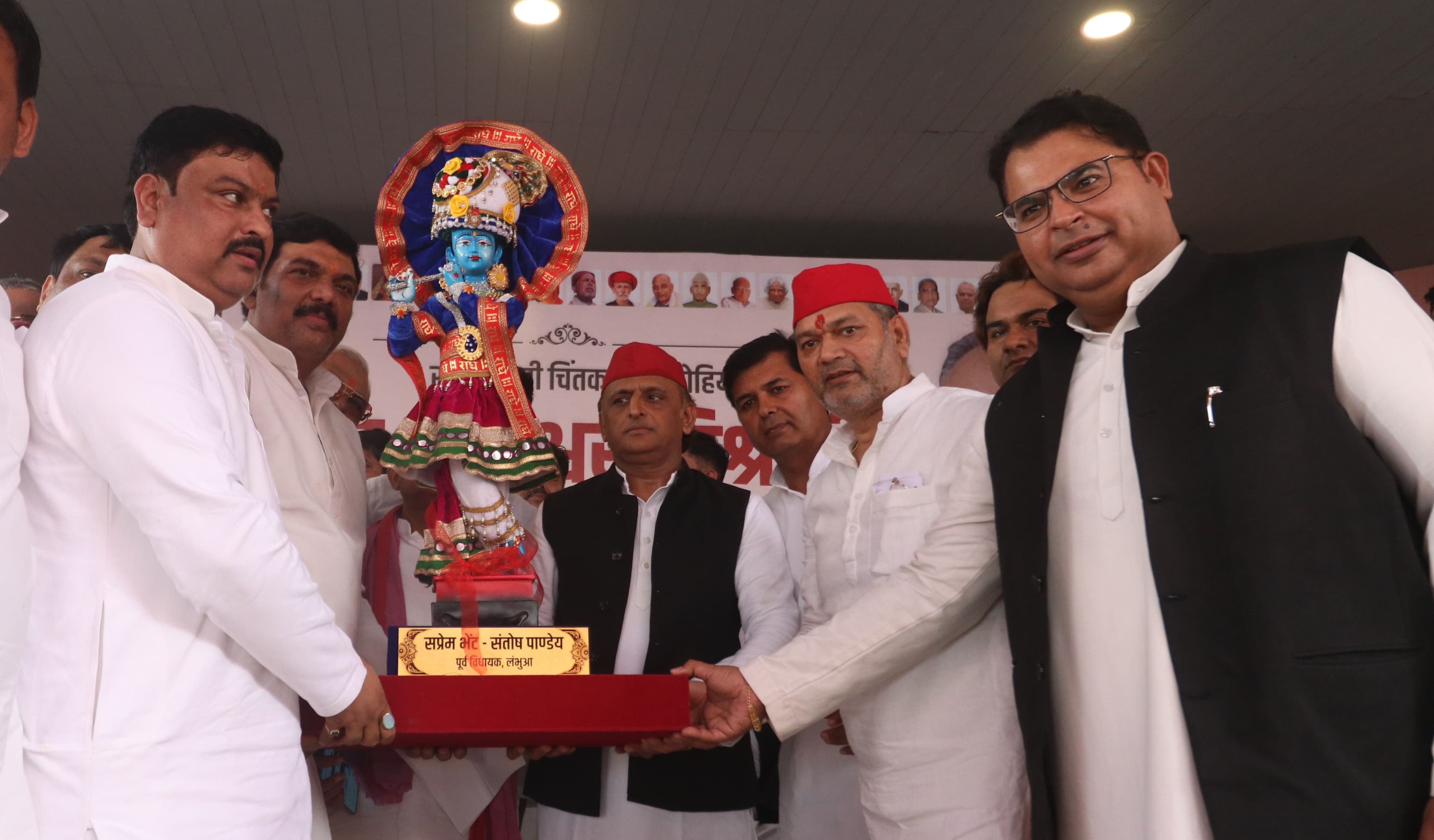 सपा मुख्यालय पर आयोजित कार्यक्रम में संबोधित करते  सपा अध्यक्ष अखिलेश यादव। -अमर उजाला