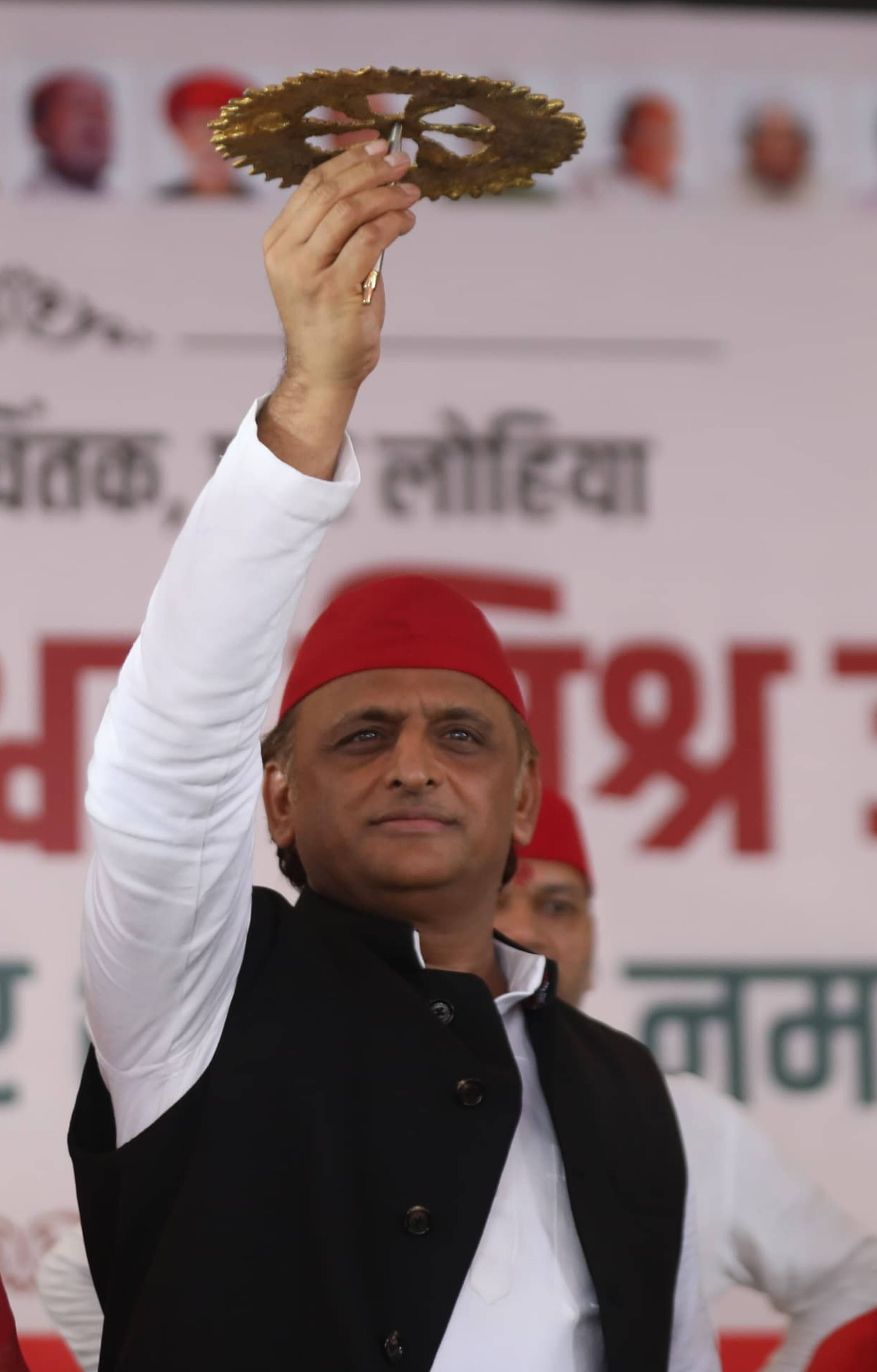 सपा मुख्यालय पर आयोजित कार्यक्रम में संबोधित करते  सपा अध्यक्ष अखिलेश यादव। -अमर उजाला