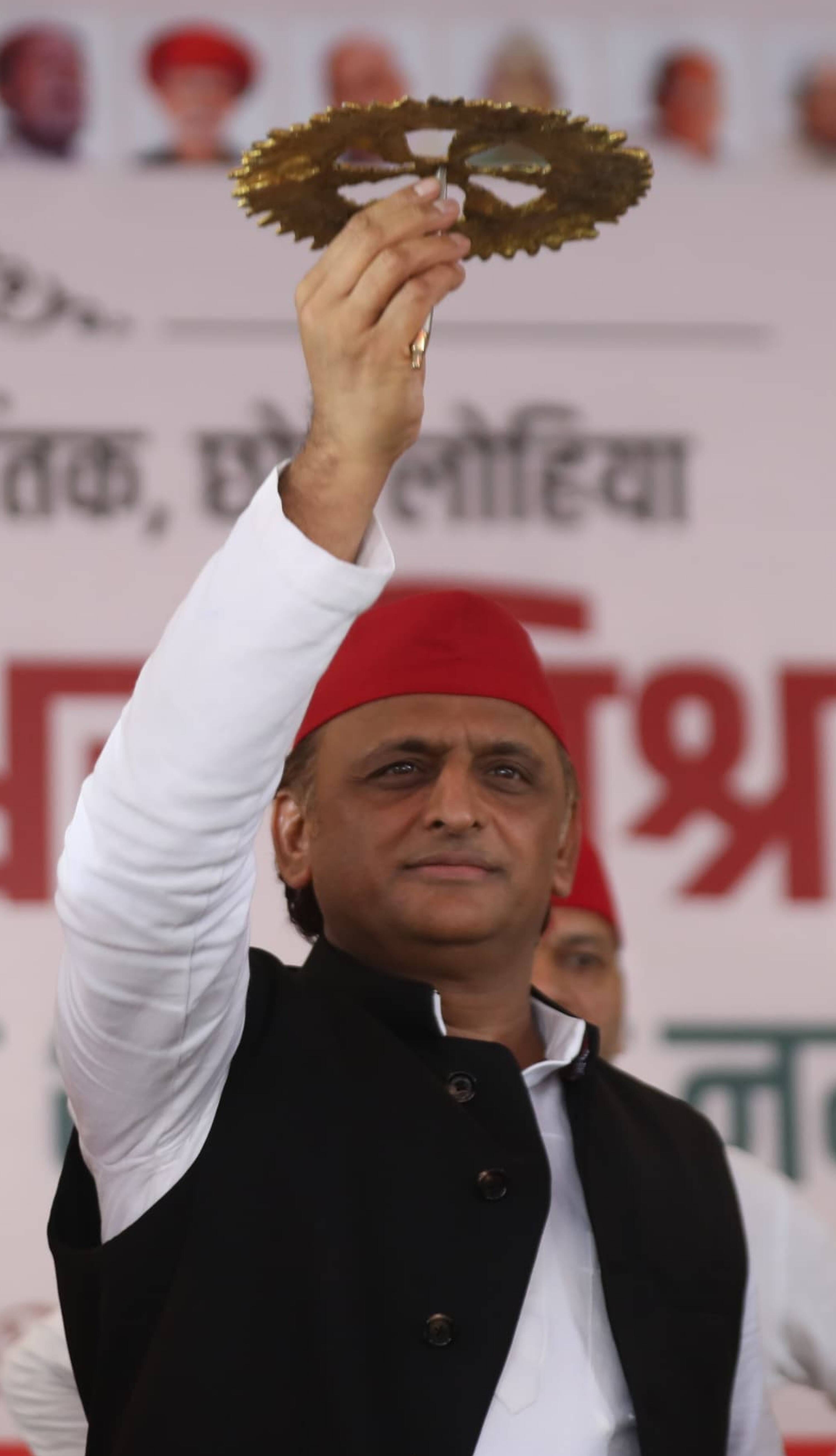 सपा मुख्यालय पर आयोजित कार्यक्रम में संबोधित करते  सपा अध्यक्ष अखिलेश यादव। -अमर उजाला