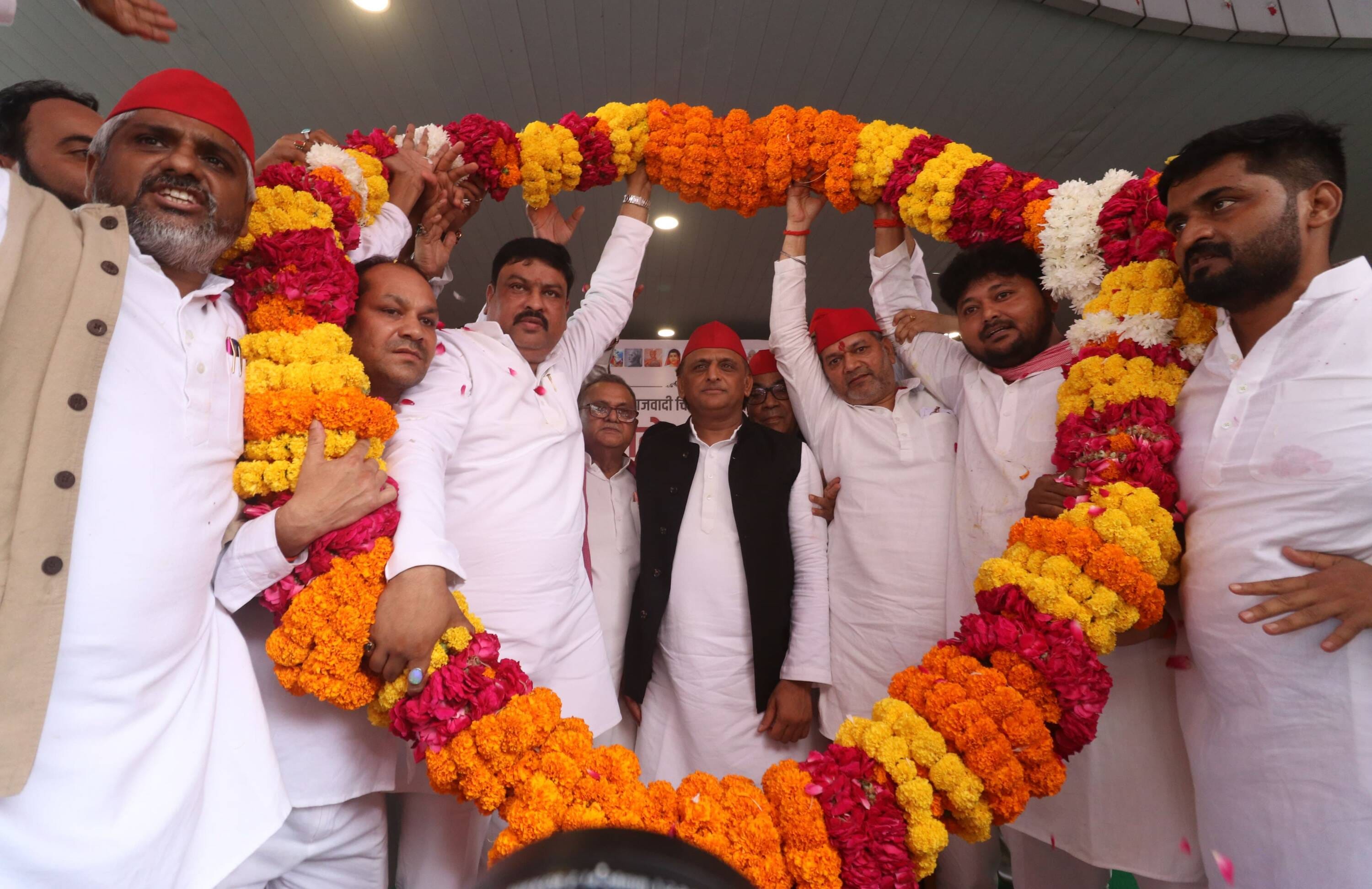 सपा मुख्यालय पर आयोजित कार्यक्रम में संबोधित करते  सपा अध्यक्ष अखिलेश यादव। -अमर उजाला