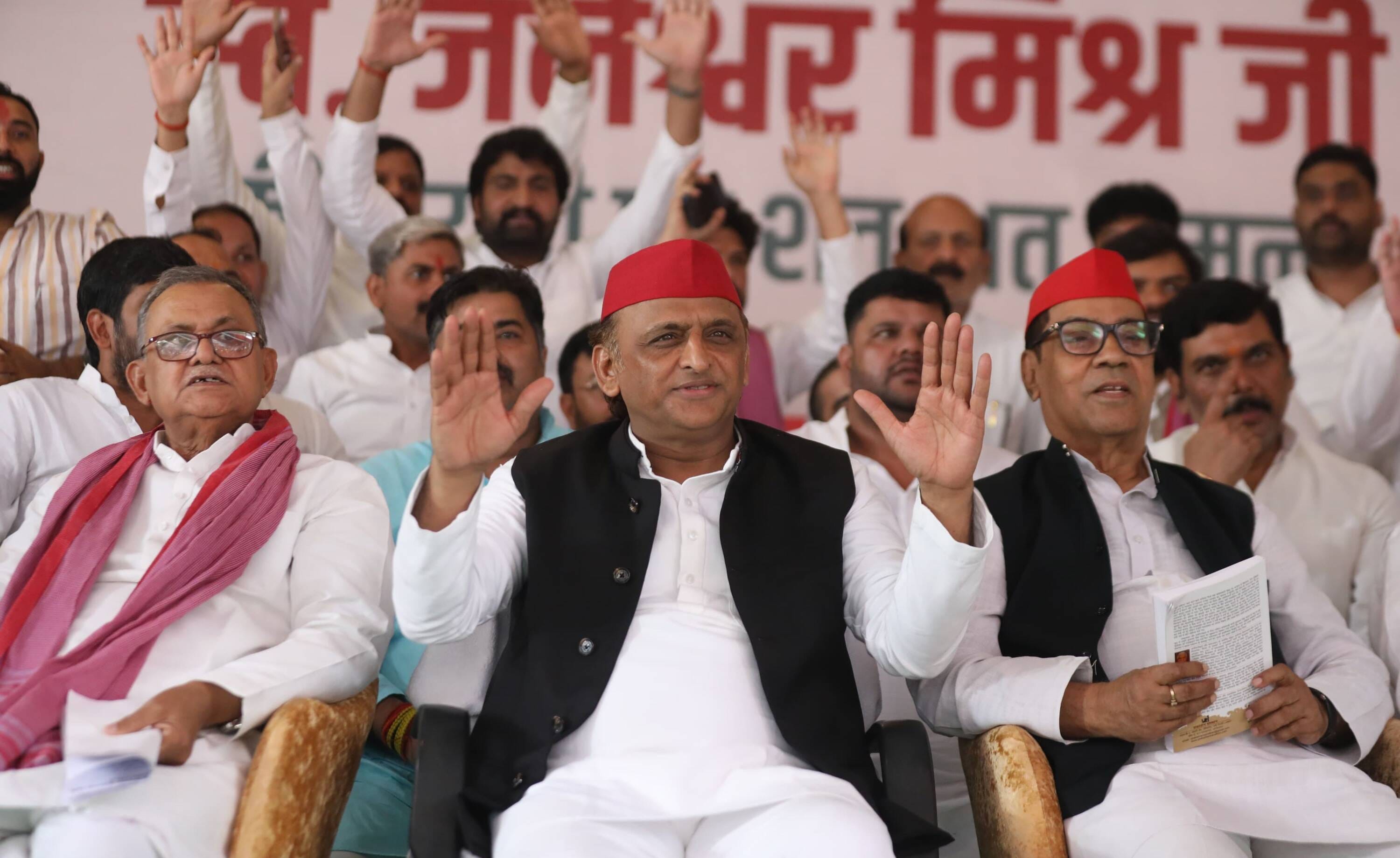 सपा मुख्यालय पर आयोजित कार्यक्रम में संबोधित करते  सपा अध्यक्ष अखिलेश यादव। -अमर उजाला