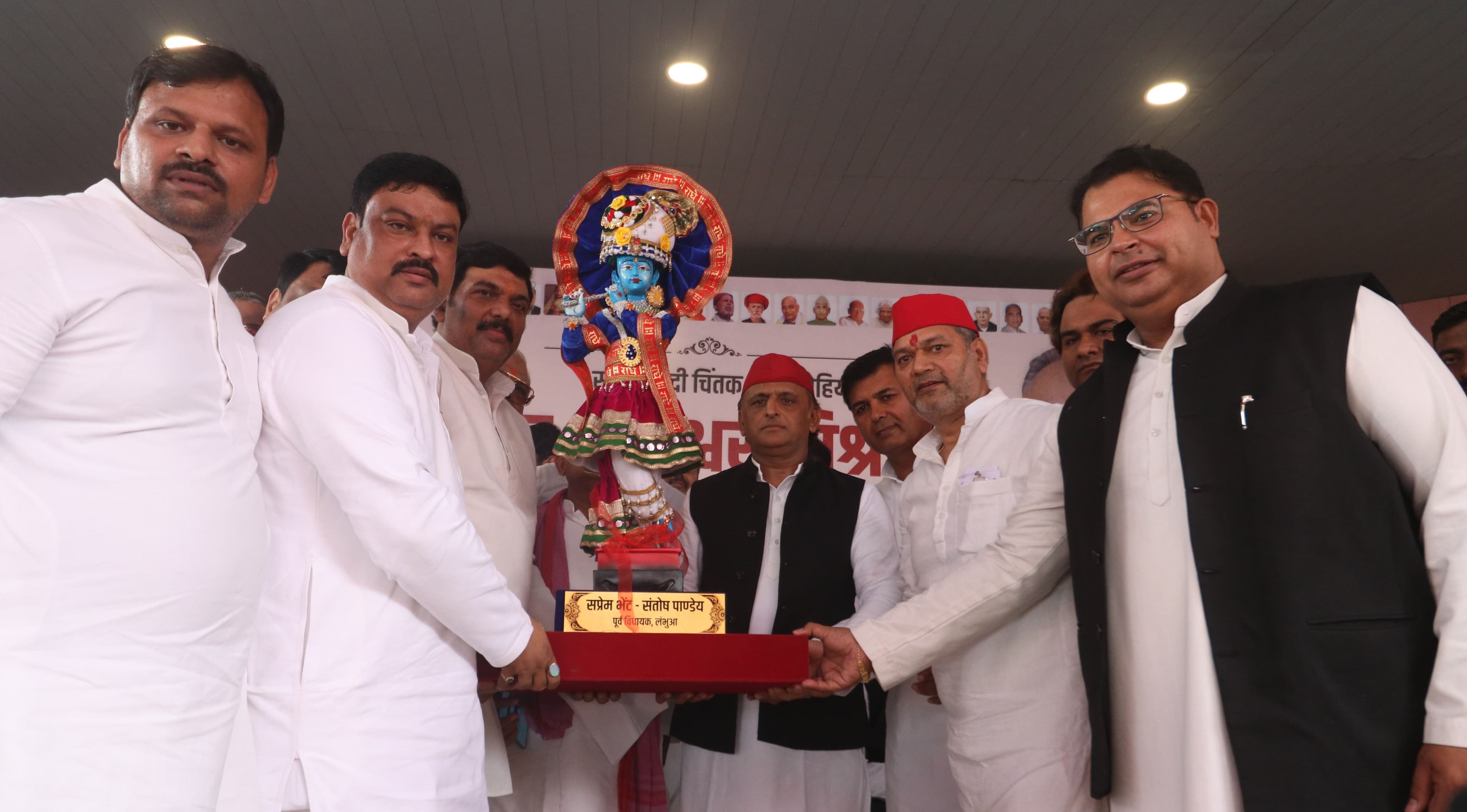 सपा मुख्यालय पर आयोजित कार्यक्रम में संबोधित करते  सपा अध्यक्ष अखिलेश यादव। -अमर उजाला