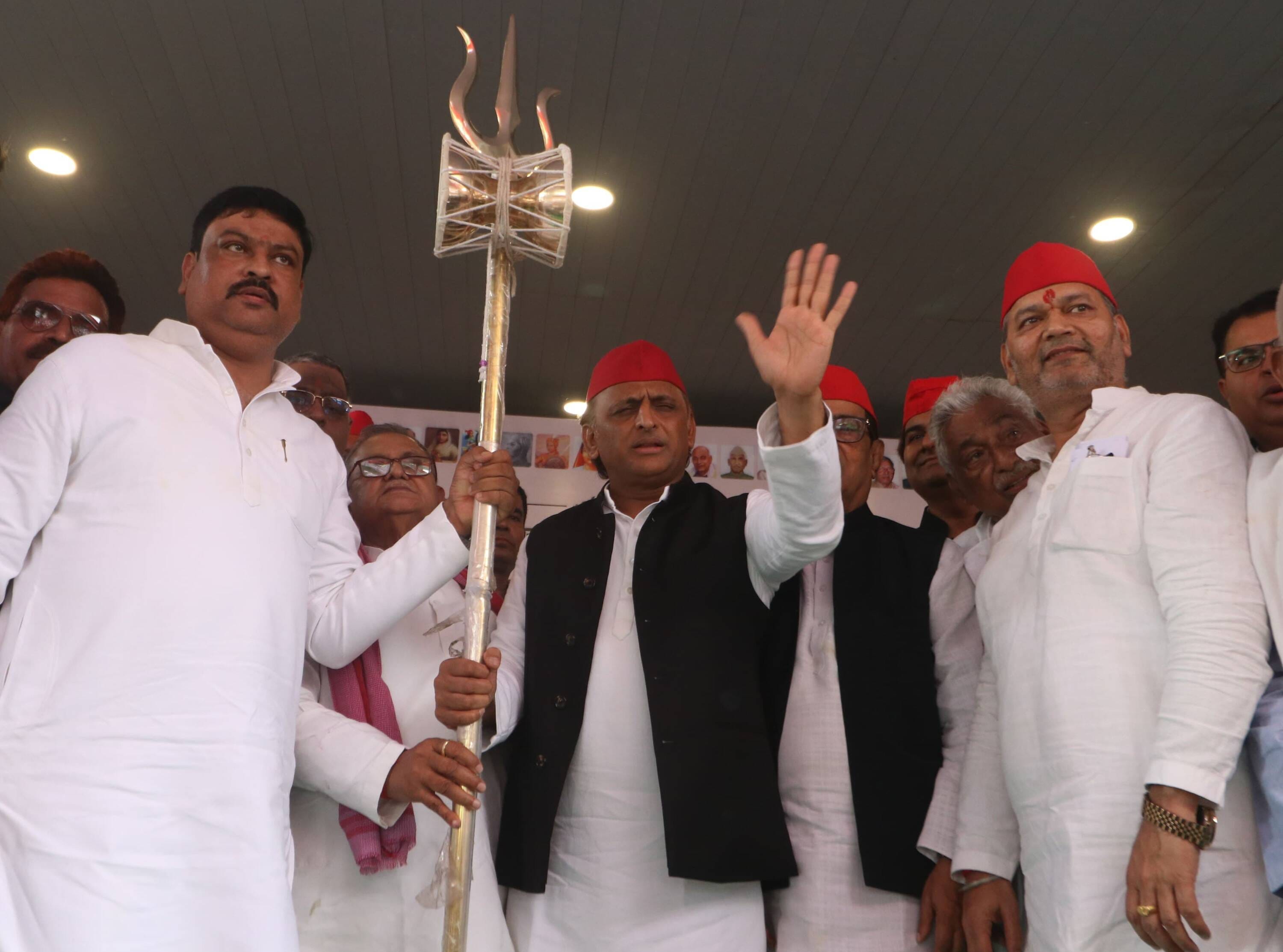 सपा मुख्यालय पर आयोजित कार्यक्रम में संबोधित करते  सपा अध्यक्ष अखिलेश यादव। -अमर उजाला