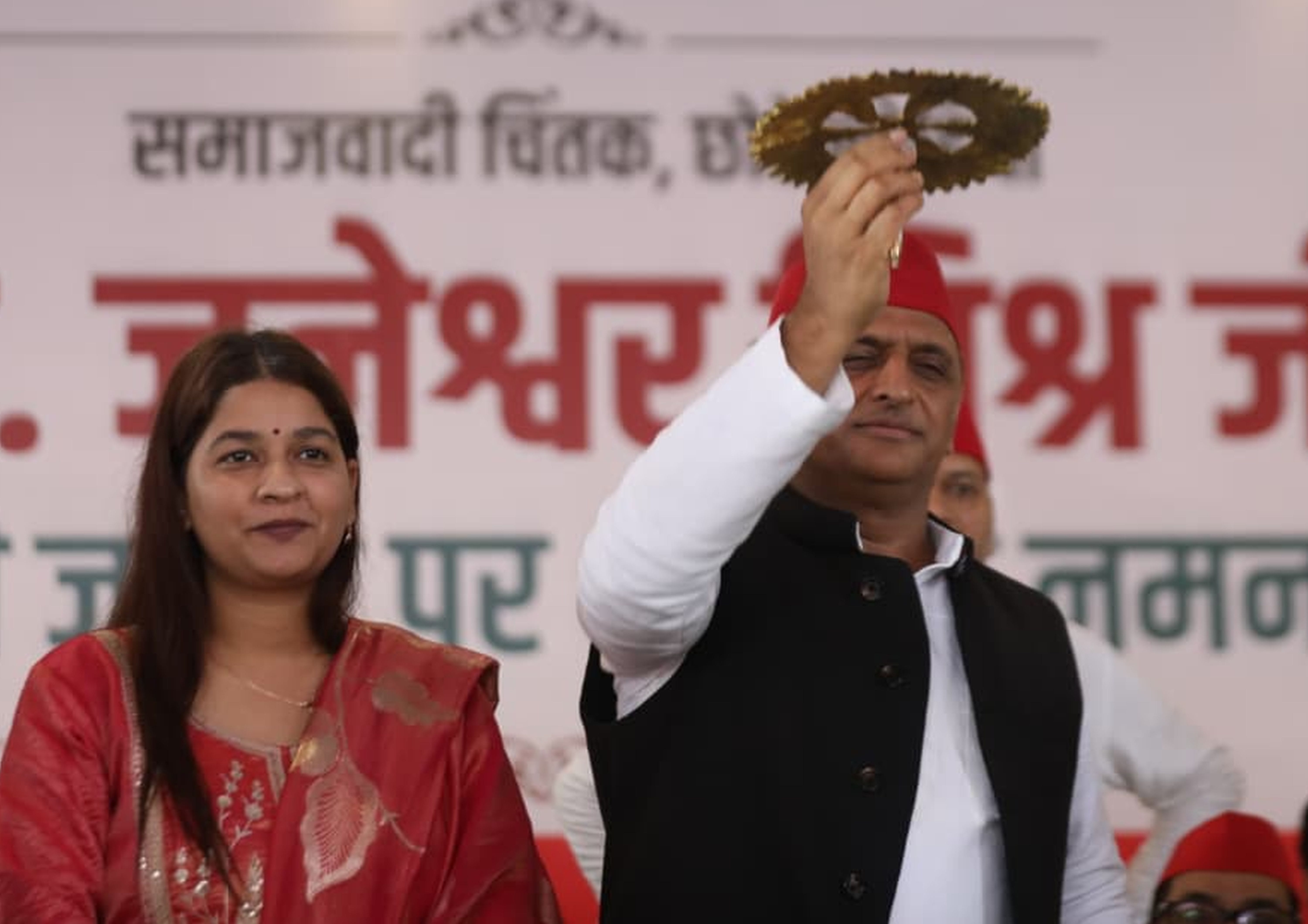 सपा मुख्यालय पर आयोजित कार्यक्रम में संबोधित करते  सपा अध्यक्ष अखिलेश यादव। -अमर उजाला