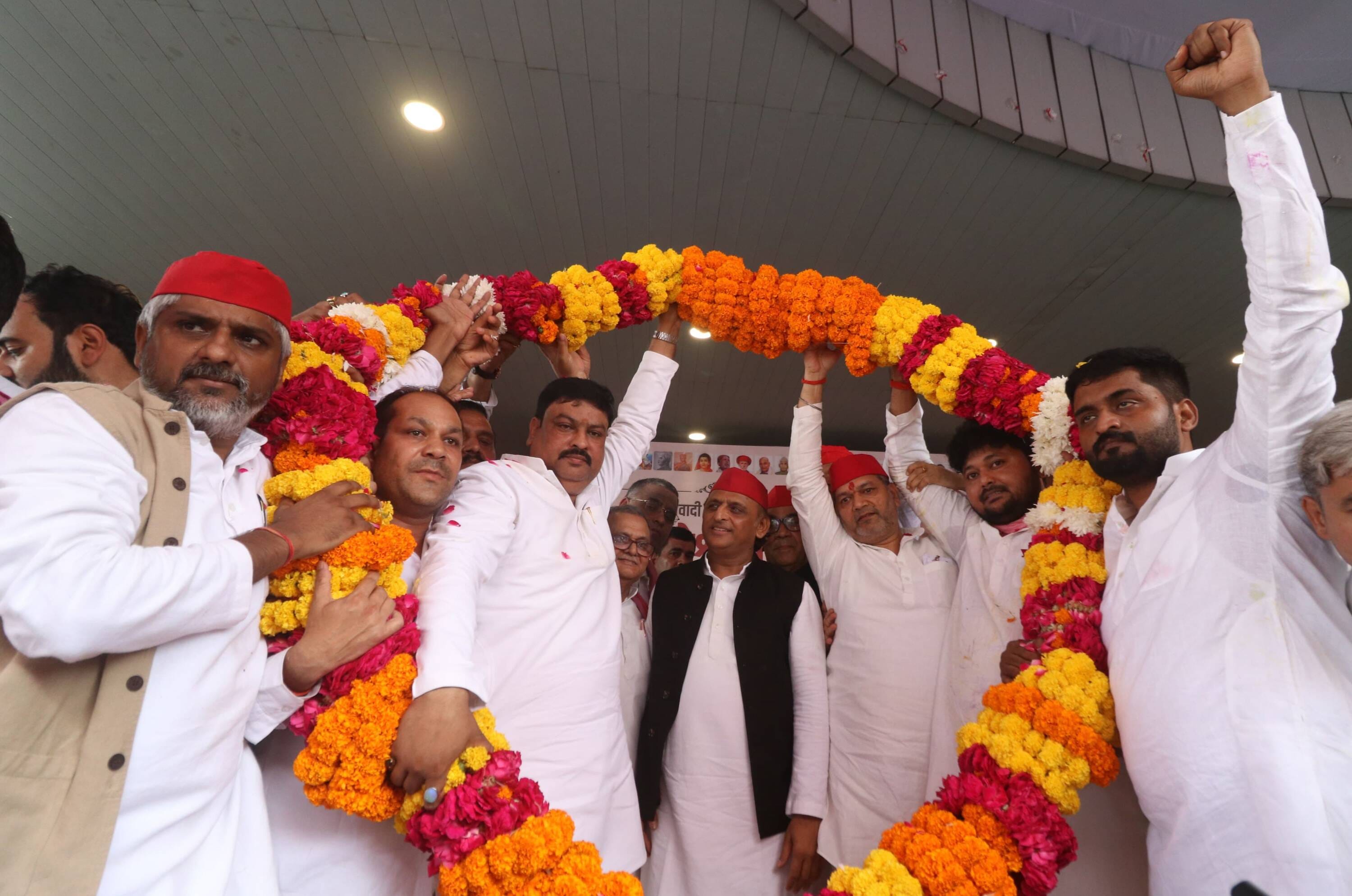 सपा मुख्यालय पर आयोजित कार्यक्रम में संबोधित करते  सपा अध्यक्ष अखिलेश यादव। -अमर उजाला