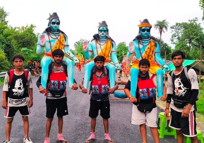 सरधना। चौधरी चरण सिंह गंग नहर पटरी मार्ग पर कांवड़ लेकर गुजरते शिवभक्त। संवाद सरधना। चौधरी चरण सिंह गंग नहर पटरी मार्ग पर कांवड़ लेकर गुजरते शिवभक्त। संवाद