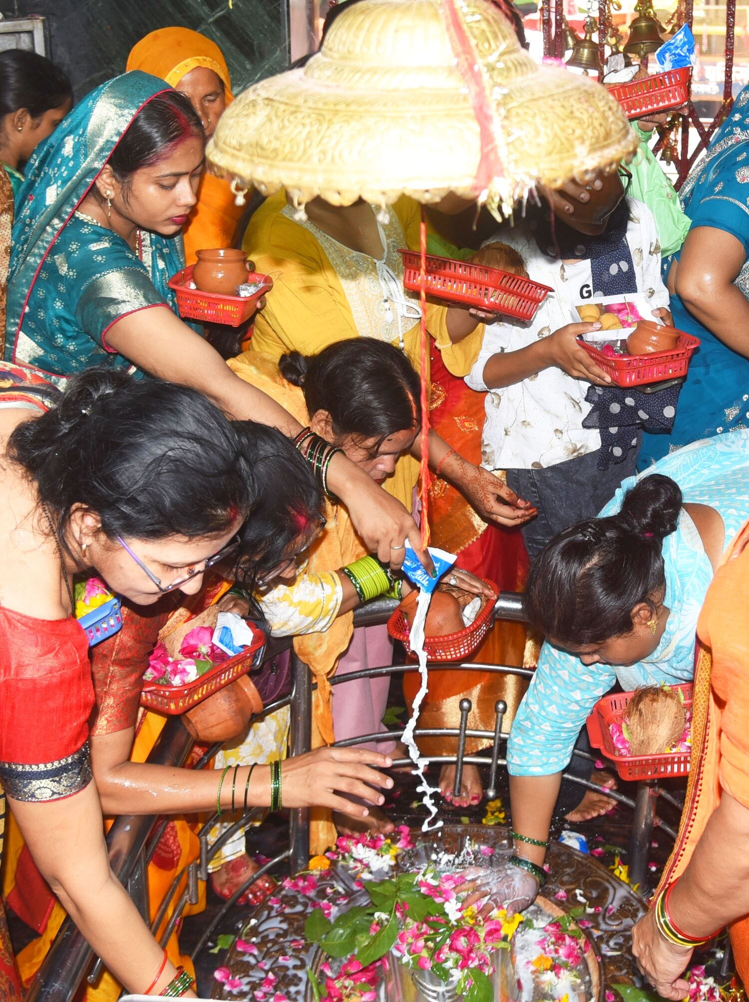 सावन के पहले बुधवार पर बुद्धेश्वर मंदिर में उमड़ी आस्था