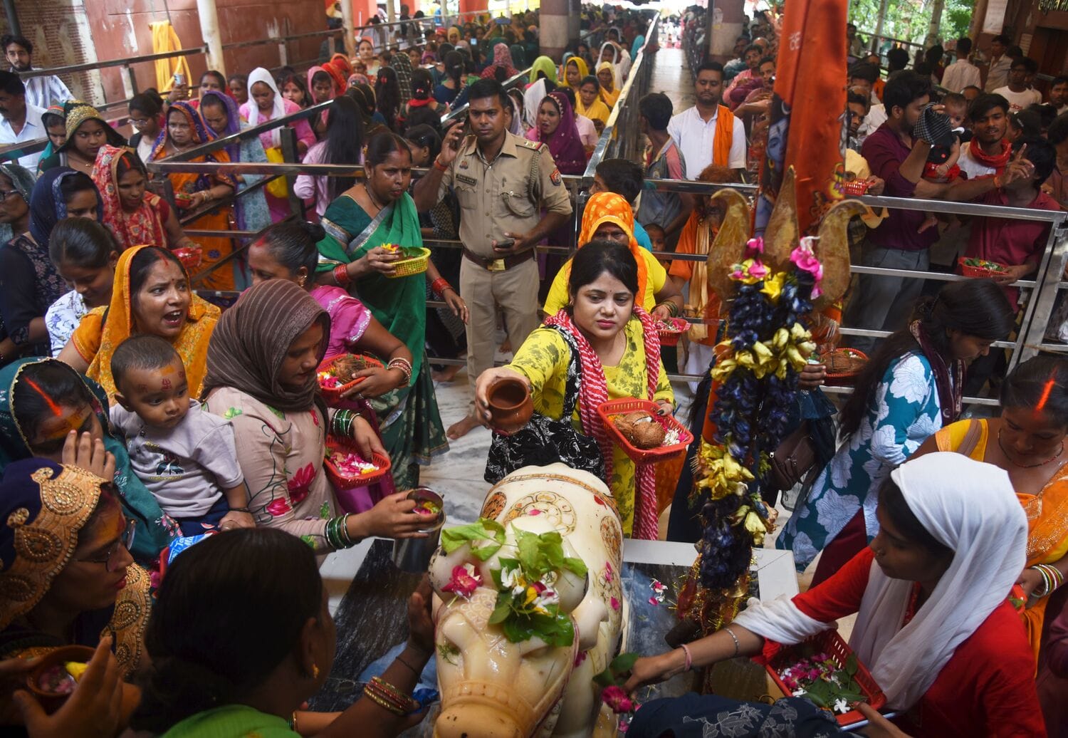 सावन के पहले बुधवार पर बुद्धेश्वर मंदिर में उमड़ी आस्था