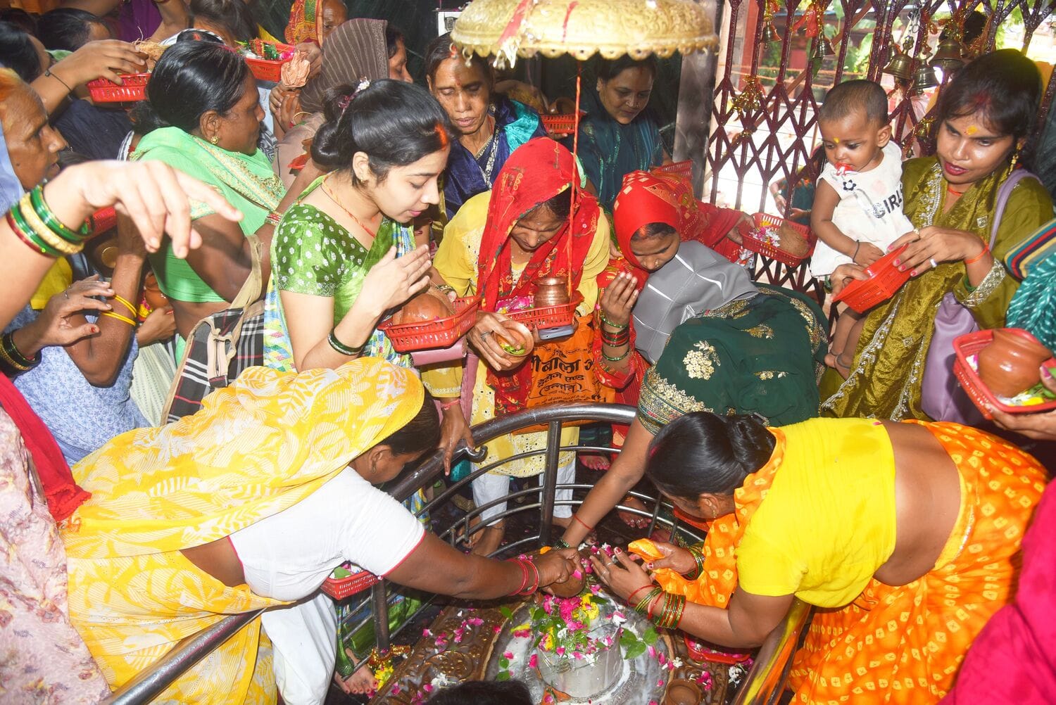 सावन के पहले बुधवार पर बुद्धेश्वर मंदिर में उमड़ी आस्था