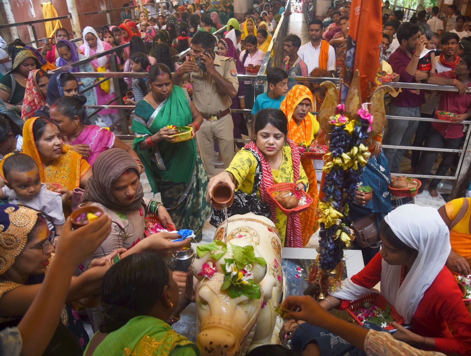 सावन के पहले बुधवार पर बुद्धेश्वर मंदिर में उमड़ी आस्था