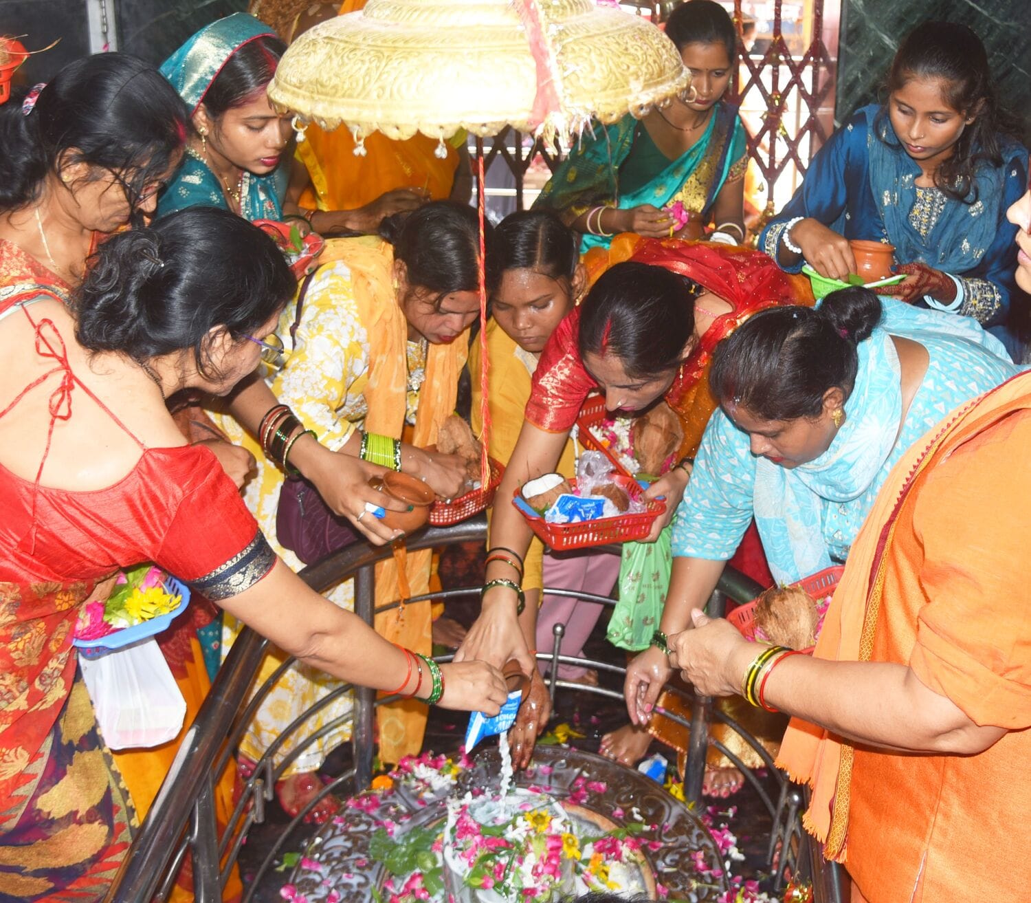 सावन के पहले बुधवार पर बुद्धेश्वर मंदिर में उमड़ी आस्था