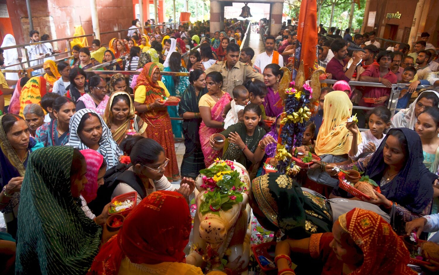 सावन के पहले बुधवार पर बुद्धेश्वर मंदिर में उमड़ी आस्था