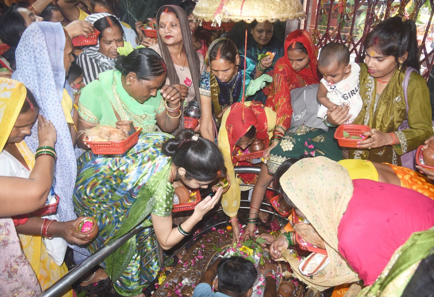 सावन के पहले बुधवार पर बुद्धेश्वर मंदिर में उमड़ी आस्था