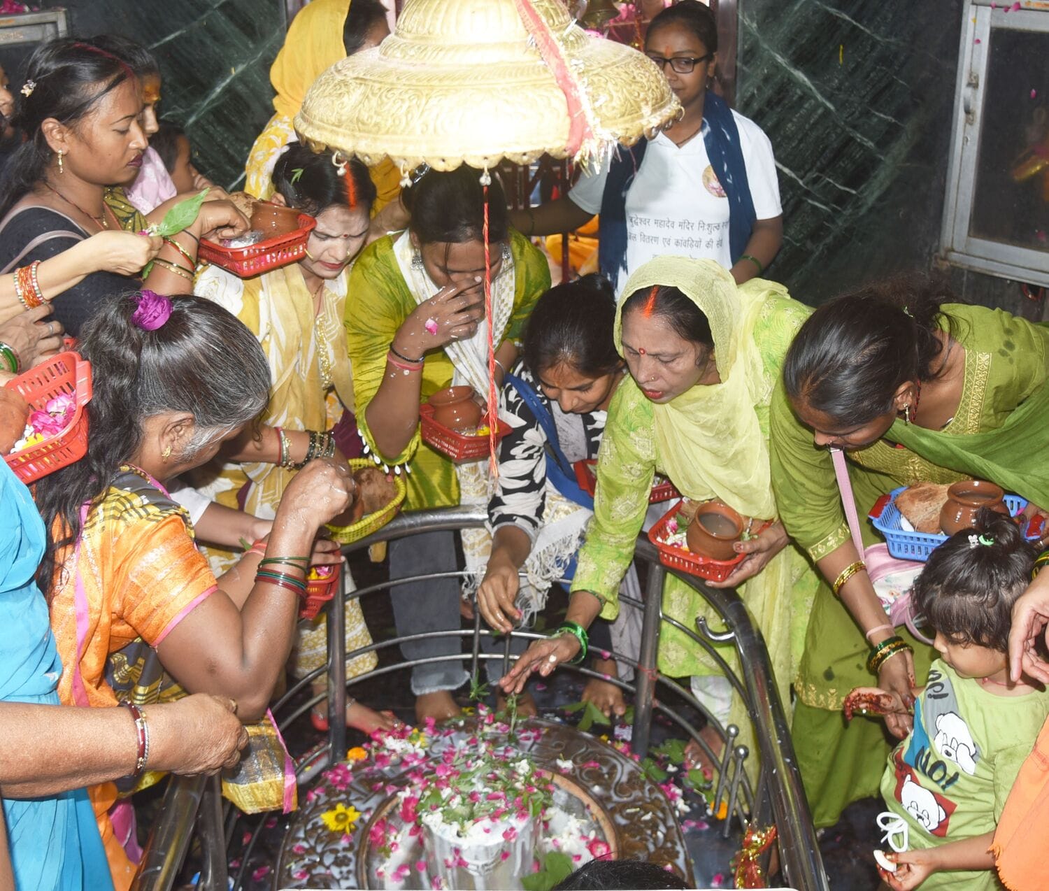 सावन के पहले बुधवार पर बुद्धेश्वर मंदिर में उमड़ी आस्था
