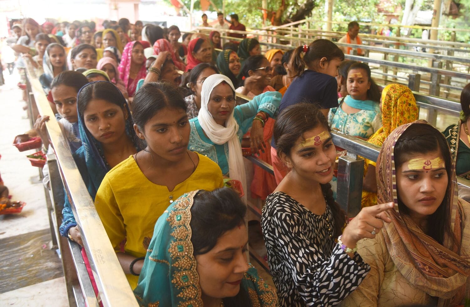 सावन के पहले बुधवार पर बुद्धेश्वर मंदिर में उमड़ी आस्था