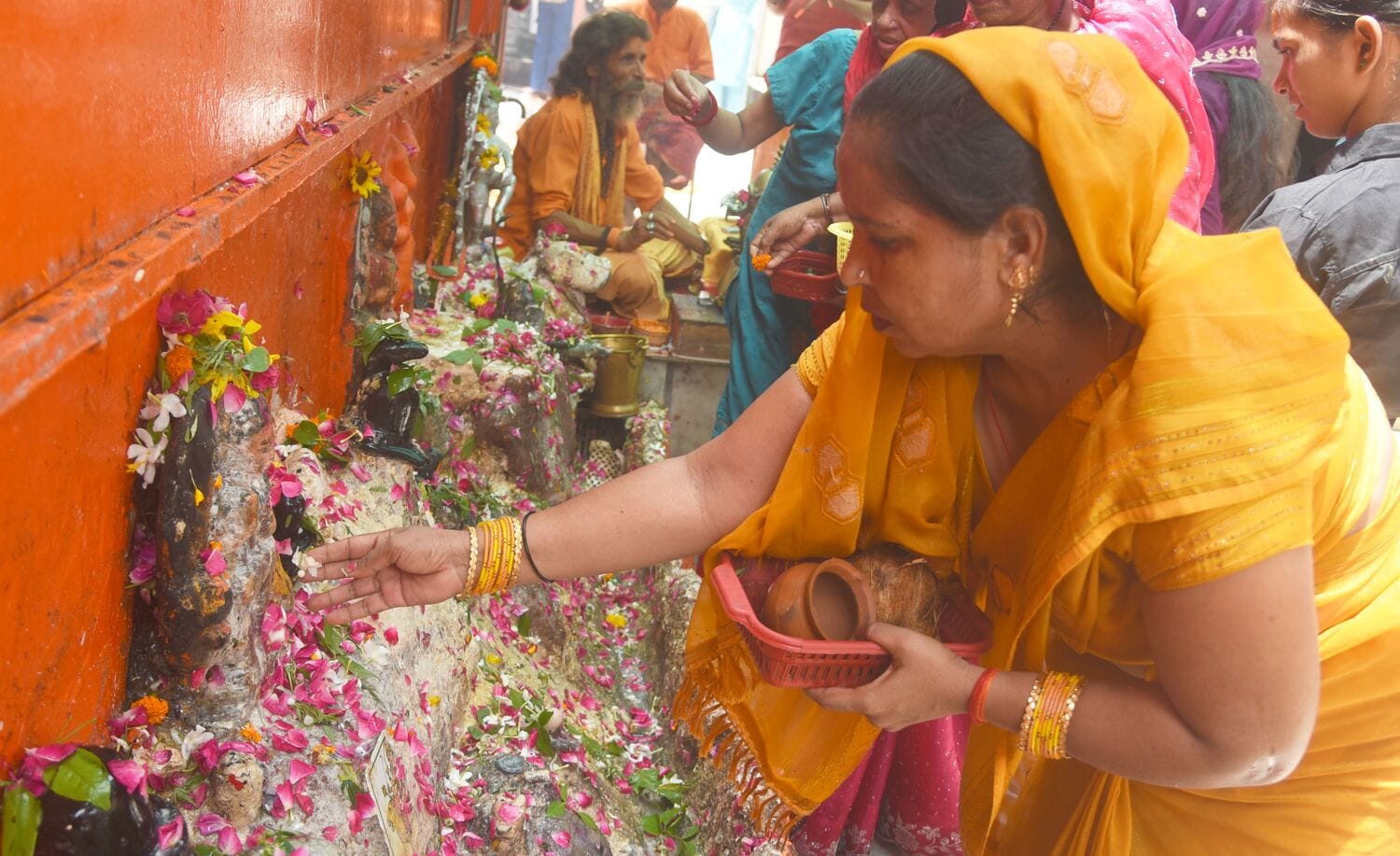 सावन के पहले बुधवार पर बुद्धेश्वर मंदिर में उमड़ी आस्था