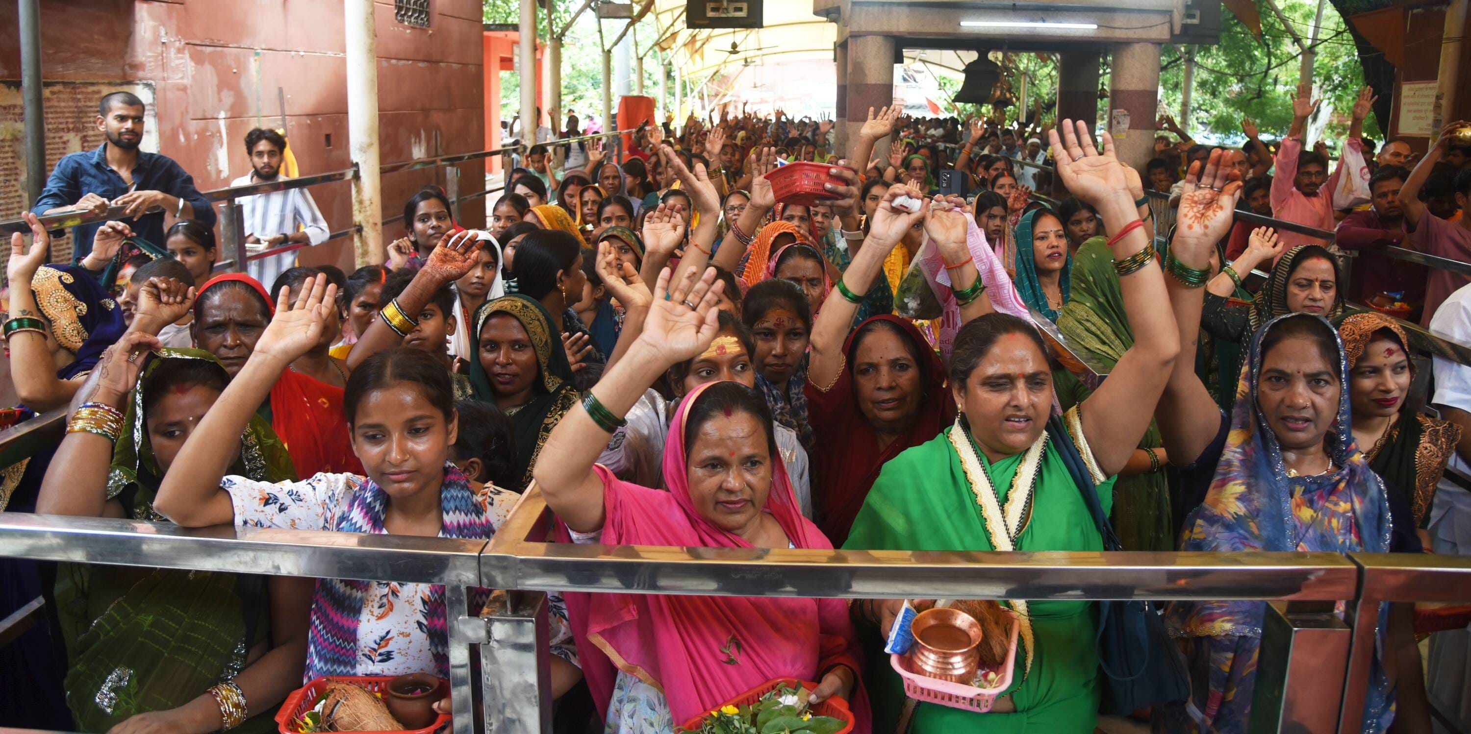 सावन के पहले बुधवार पर बुद्धेश्वर मंदिर में उमड़ी आस्था