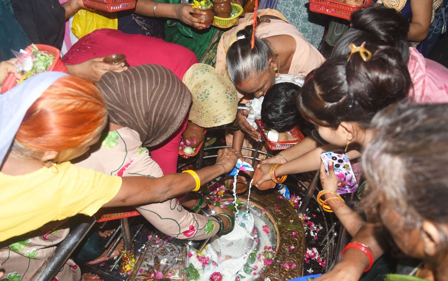 सावन के पहले बुधवार पर बुद्धेश्वर मंदिर में उमड़ी आस्था