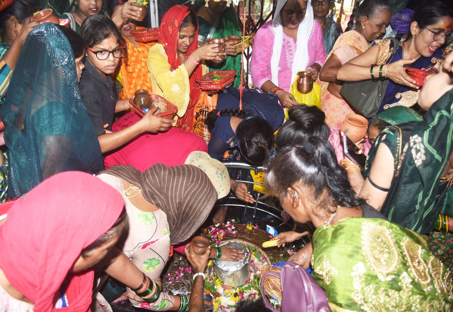 सावन के पहले बुधवार पर बुद्धेश्वर मंदिर में उमड़ी आस्था