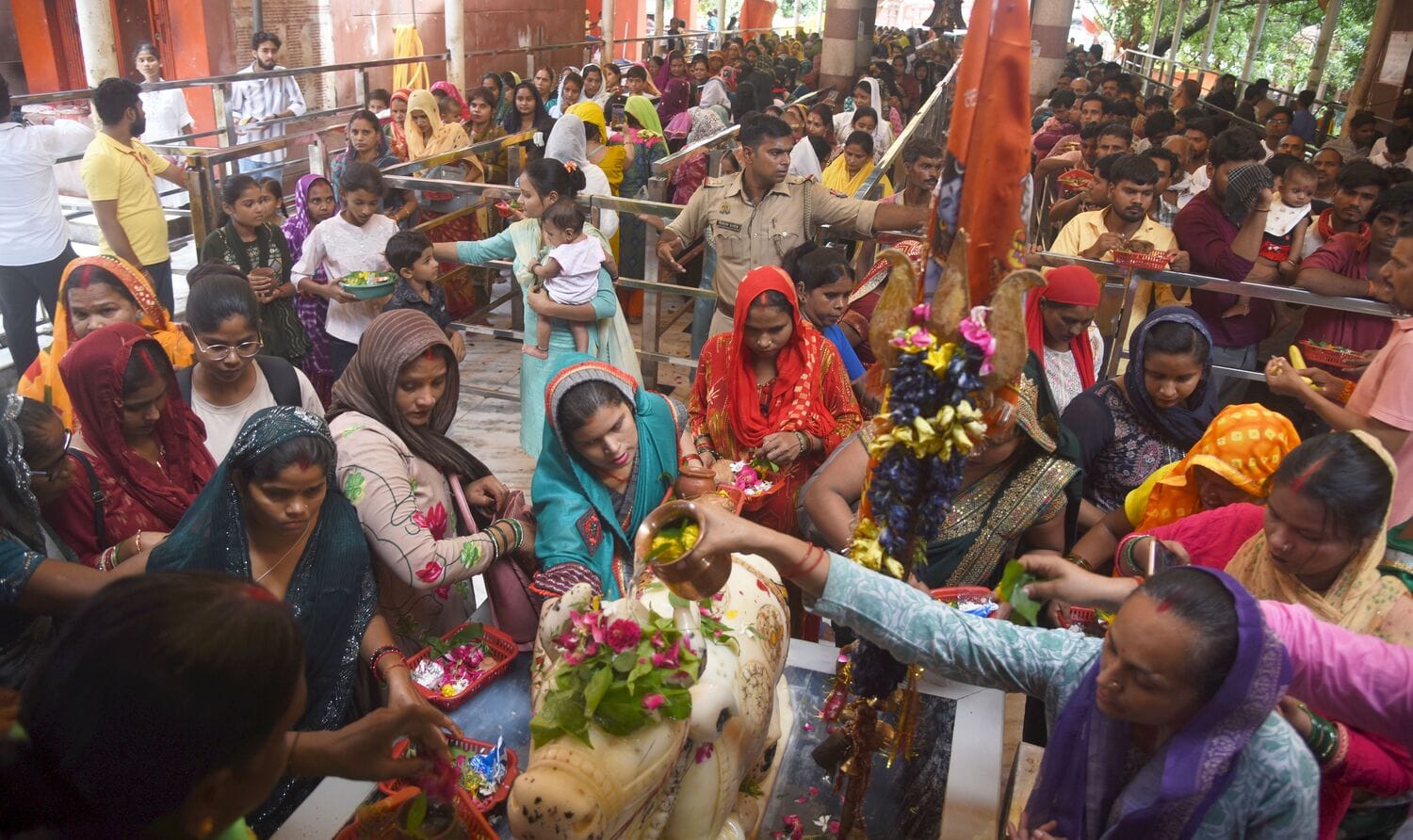 सावन के पहले बुधवार पर बुद्धेश्वर मंदिर में उमड़ी आस्था