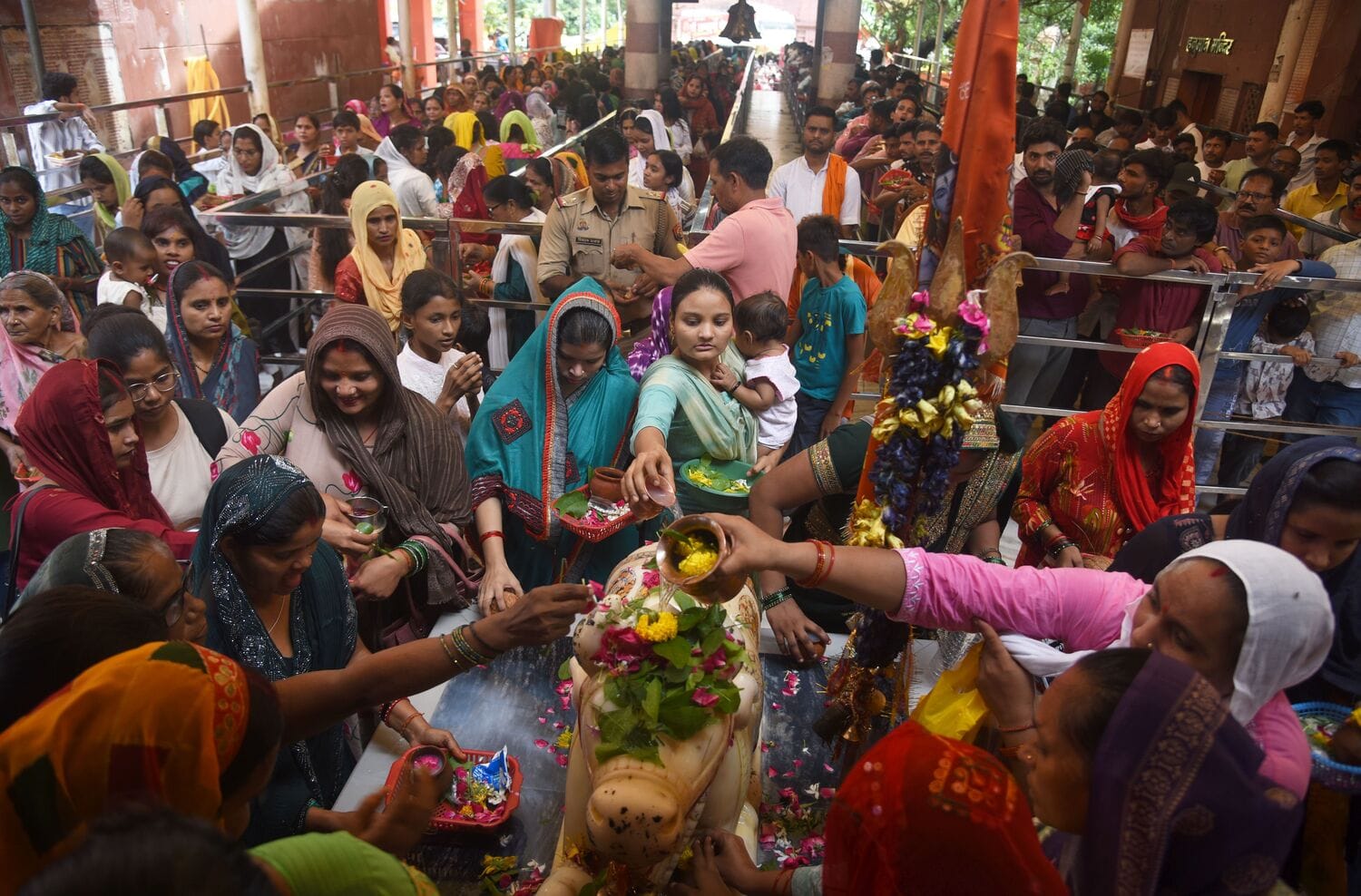 सावन के पहले बुधवार पर बुद्धेश्वर मंदिर में उमड़ी आस्था