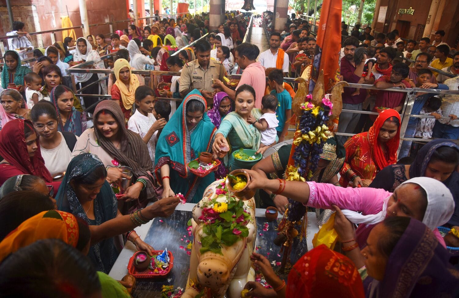 सावन के पहले बुधवार पर बुद्धेश्वर मंदिर में उमड़ी आस्था