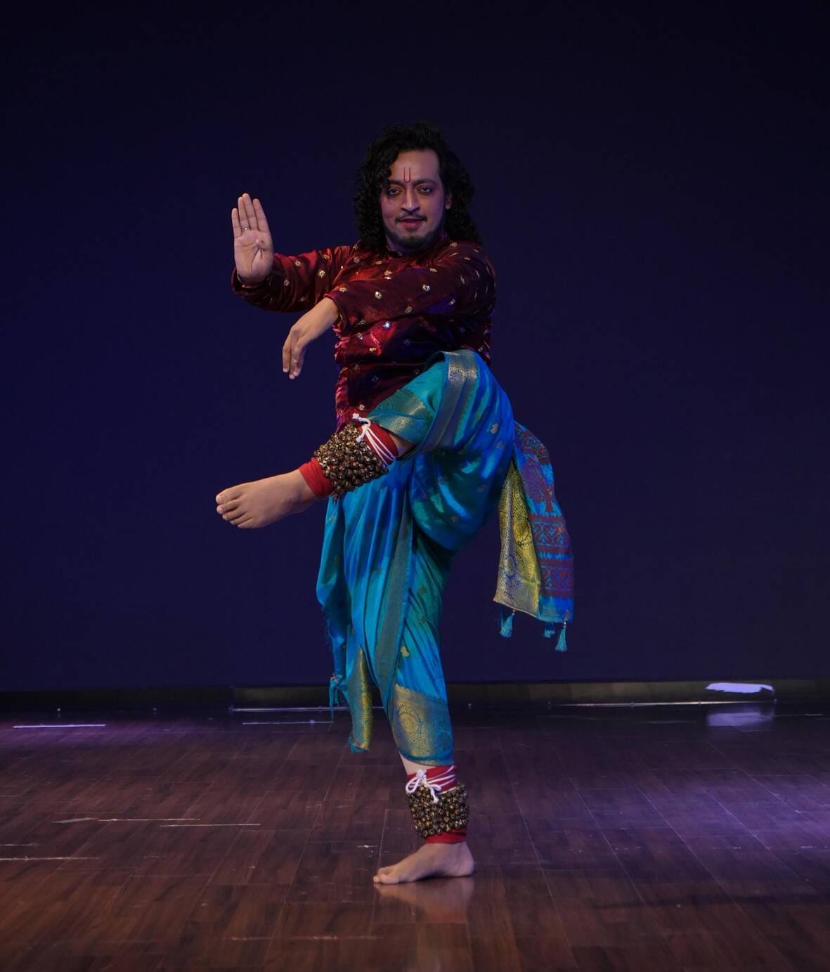 तबले की थाप-बांसुरी की धुन पर थिरके कदम