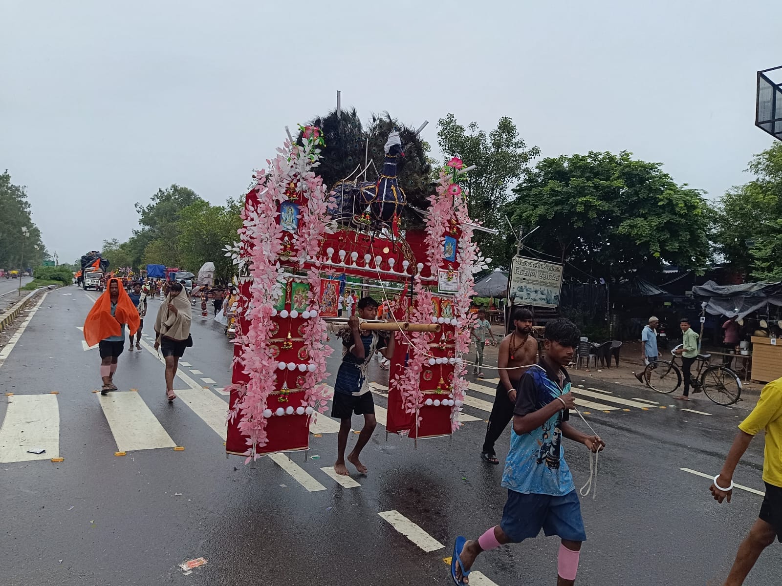 दौराला - दौराला में हाईवे पर बारिश के बीच अपने गंतव्य की ओर बढ़ते शिवभक्त। स्रोत : संवाद दौराला - दौराला में हाईवे पर बारिश के बीच अपने गंतव्य की ओर बढ़ते शिवभक्त। स्रोत : संवाद