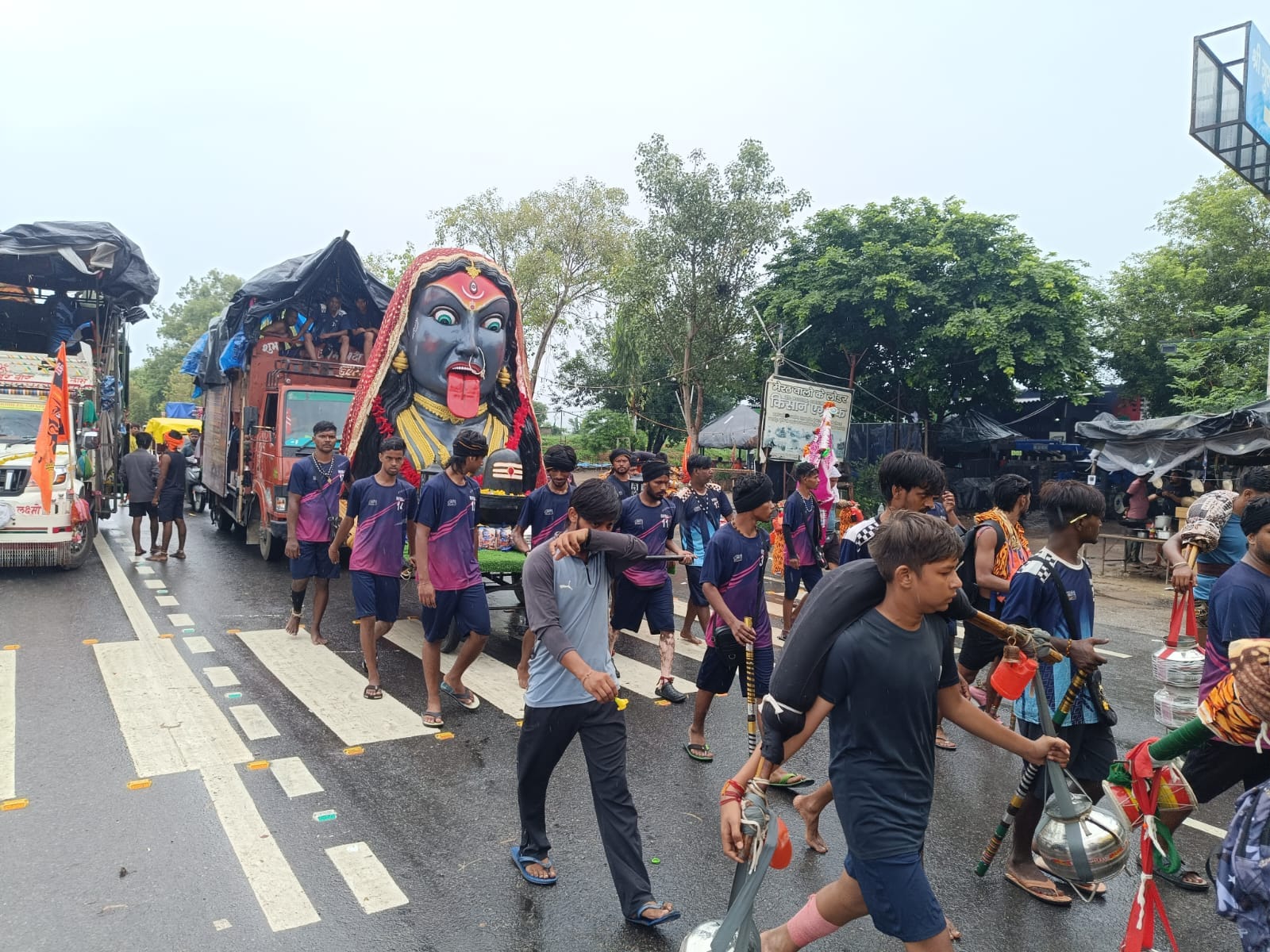 दौराला - दौराला में हाईवे पर बारिश के बीच अपने गंतव्य की ओर बढ़ते शिवभक्त। स्रोत : संवाद दौराला - दौराला में हाईवे पर बारिश के बीच अपने गंतव्य की ओर बढ़ते शिवभक्त। स्रोत : संवाद