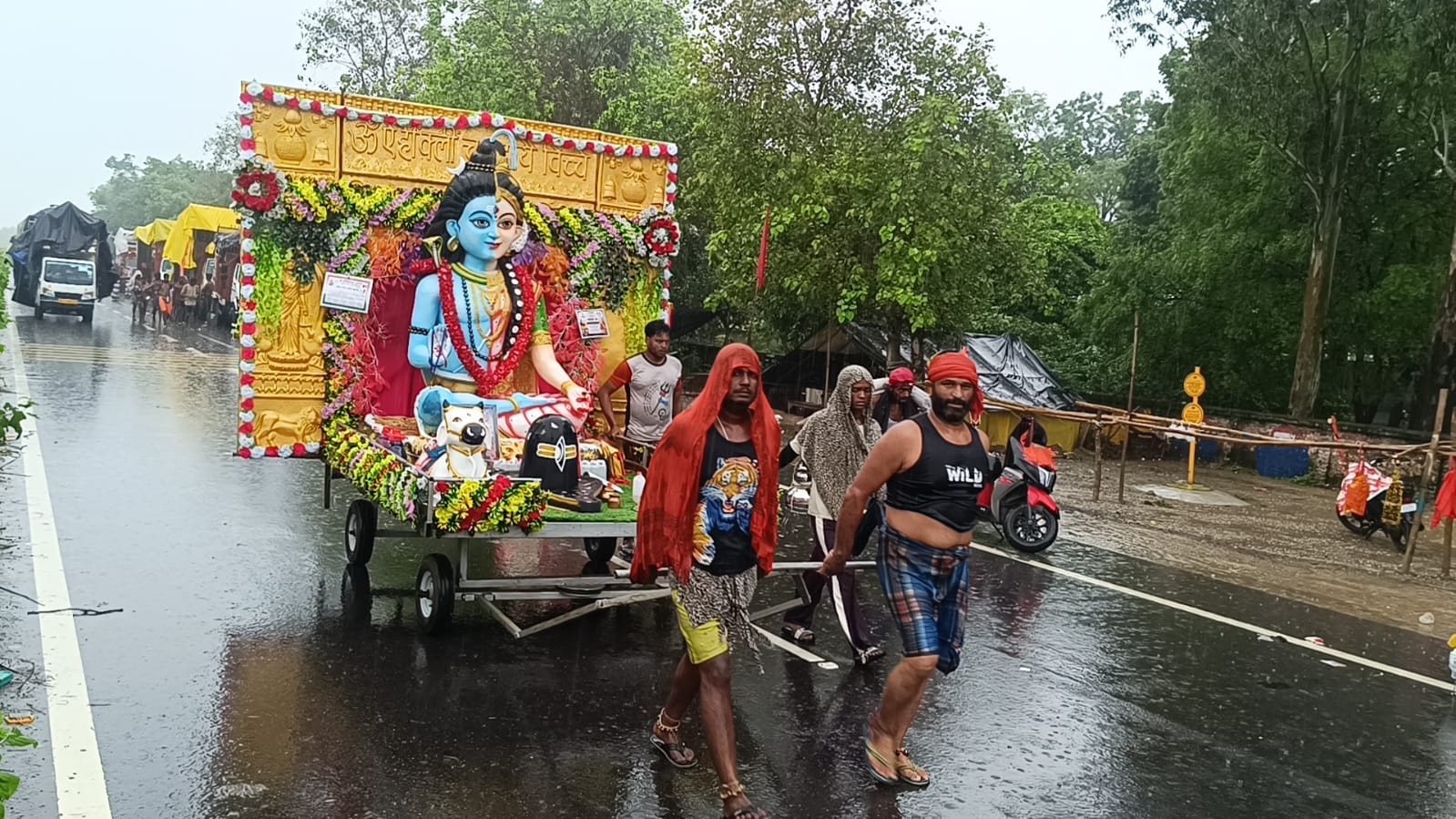 दौराला - दौराला में हाईवे पर बारिश के बीच अपने गंतव्य की ओर बढ़ते शिवभक्त। स्रोत : संवाद दौराला - दौराला में हाईवे पर बारिश के बीच अपने गंतव्य की ओर बढ़ते शिवभक्त। स्रोत : संवाद