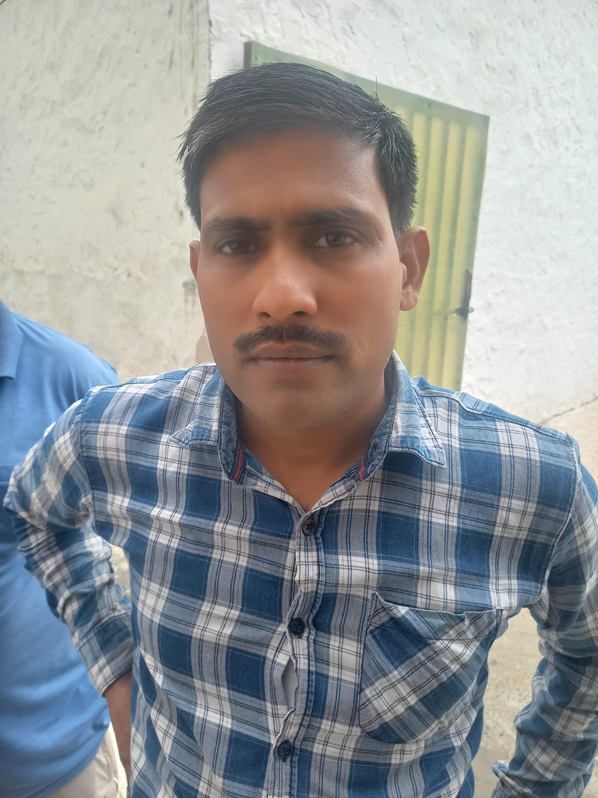 06jjrp12- शहर के पुराना बर्फखाना रोड पर दुकानों के आगे पक्के निर्माण तोड़ने के कारण दुकानदारों 06jjrp12- शहर के पुराना बर्फखाना रोड पर दुकानों के आगे पक्के निर्माण तोड़ने के कारण दुकानदारों
