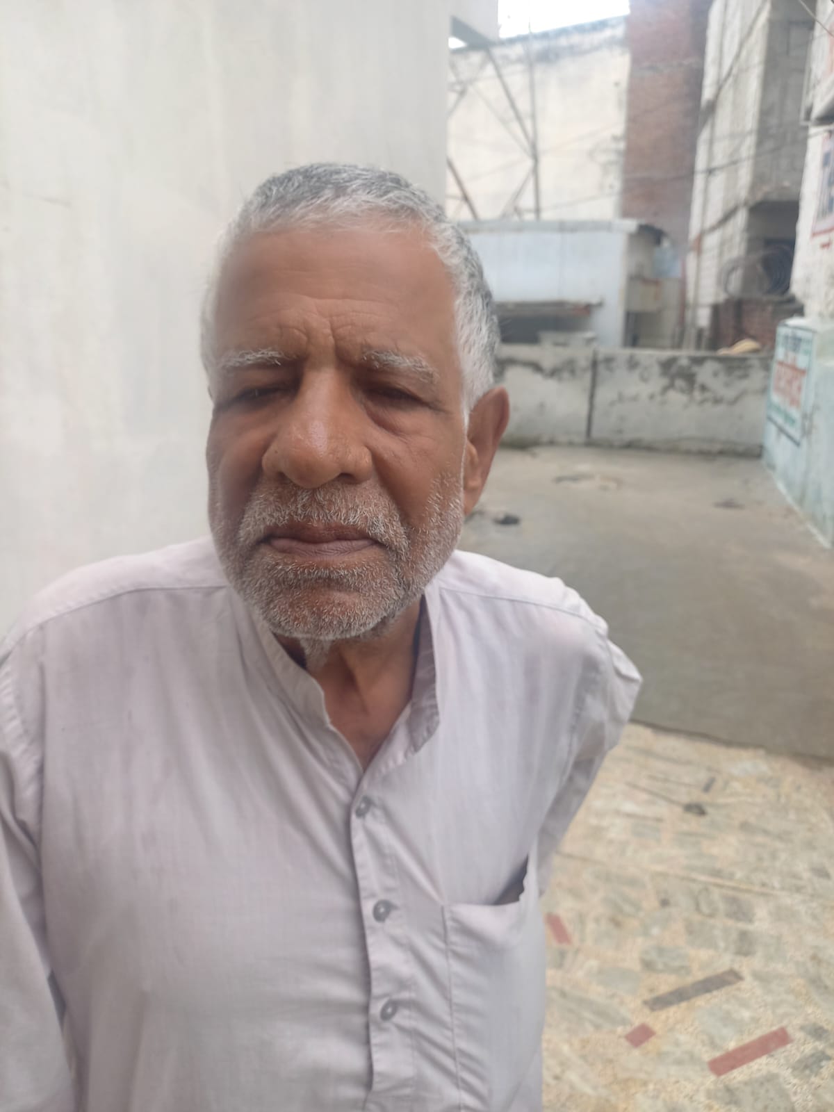 06jjrp12- शहर के पुराना बर्फखाना रोड पर दुकानों के आगे पक्के निर्माण तोड़ने के कारण दुकानदारों 06jjrp12- शहर के पुराना बर्फखाना रोड पर दुकानों के आगे पक्के निर्माण तोड़ने के कारण दुकानदारों