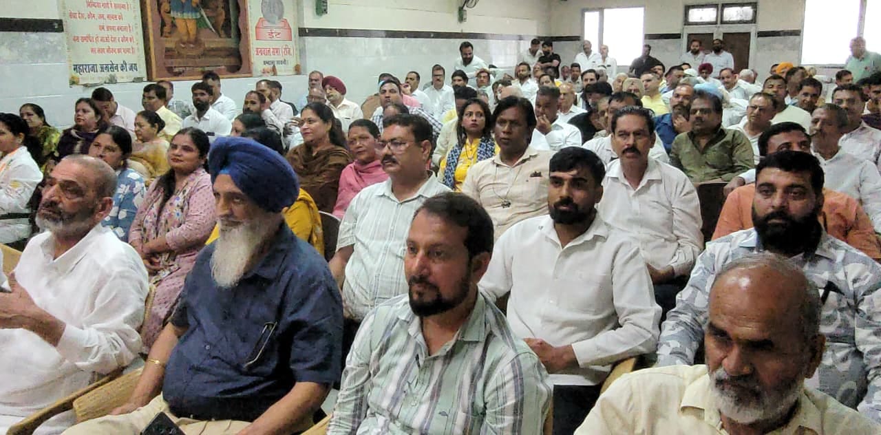 अंबाला छावनी की अग्रवाल धर्मशाला में आयोजित कार्यक्रम में फ्री होल्ड मुद्दे की जानकारी देते उर्
