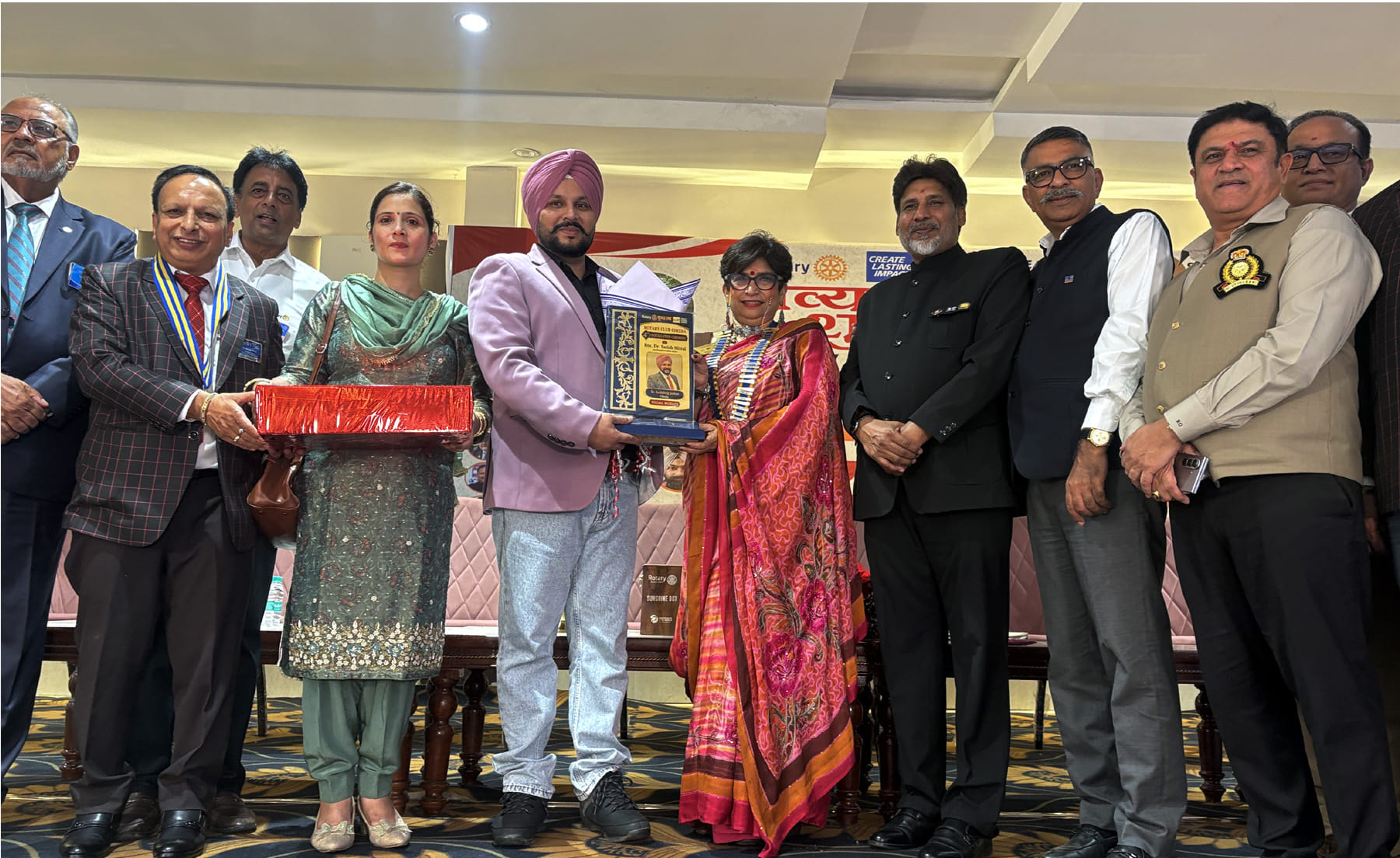 अर्शदीप सिंह को सम्मानित करते हुए डॉ. रीटा कालड़ा व अन्य। विज्ञप्ति अर्शदीप सिंह को सम्मानित करते हुए डॉ. रीटा कालड़ा व अन्य। विज्ञप्ति