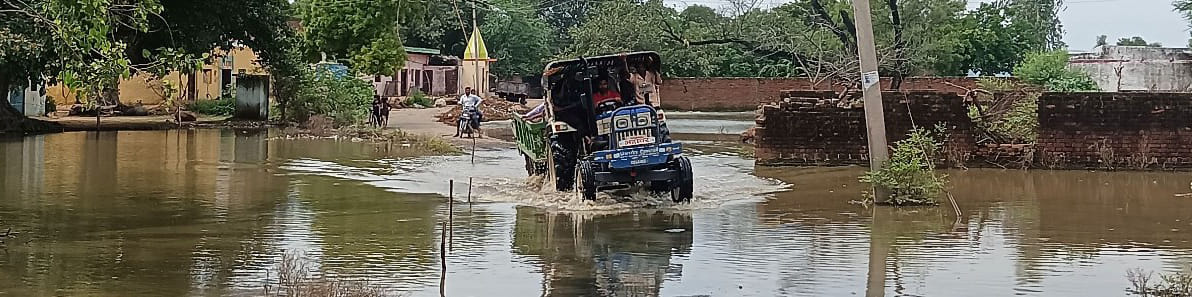बाह: बारिश से मढ़ेपुरा की 20 गांवों को जोड़ने वाली सड़क जलमग्न