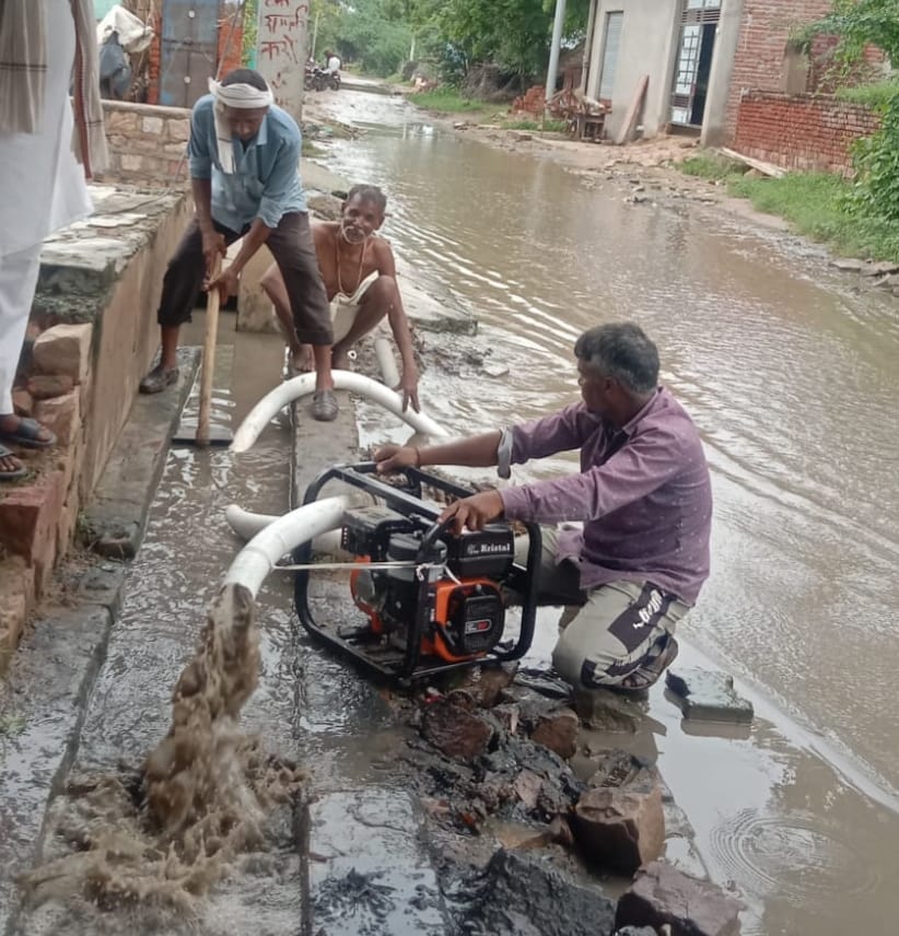 बाह: बारिश से मढ़ेपुरा की 20 गांवों को जोड़ने वाली सड़क जलमग्न