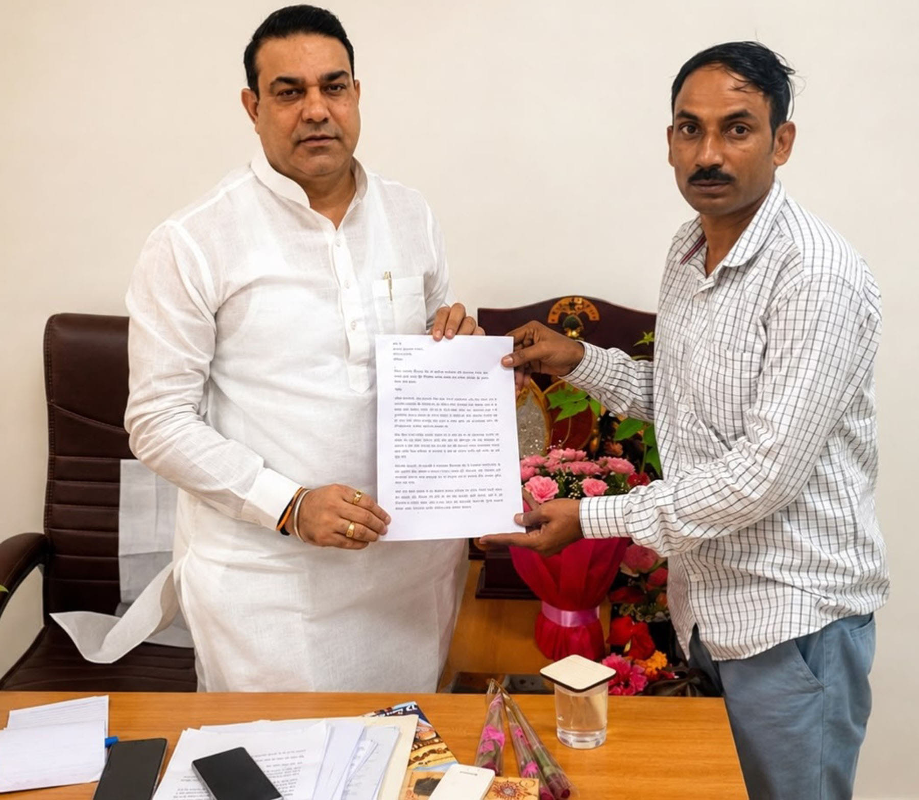 भाजपा प्रांतीय उपाध्यक्ष अशोक गुर्जर को मांग पत्र सौंपते समाज सेवी राधेश्याम प्रजापति। विज्ञप्