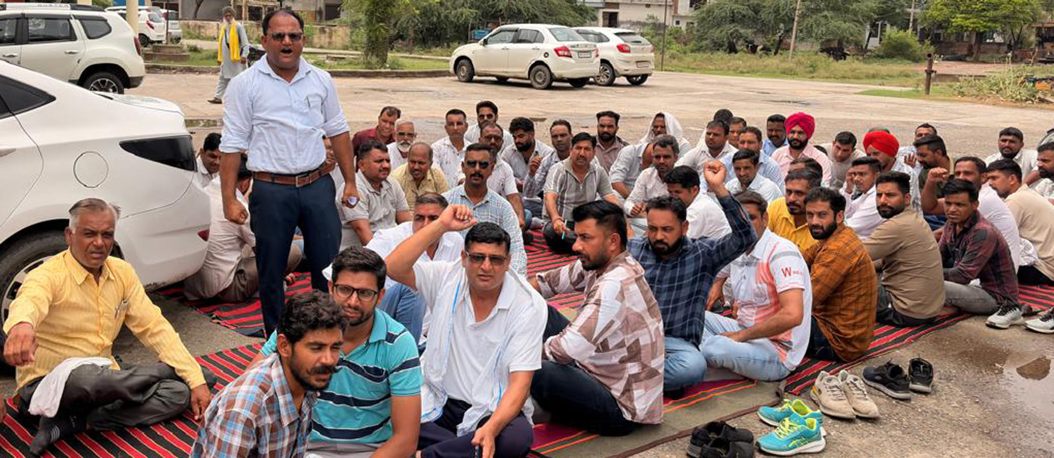 बिजली कर्मचारी मांगों को लेकर प्रदर्शन करते हुए। विज्ञप्ति