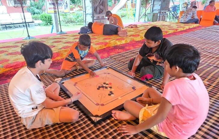 ब्रजघाट से कांवड़ में जल भरकर प्रस्थान करते कांवड़िए। संवाद ब्रजघाट से कांवड़ में जल भरकर प्रस्थान करते कांवड़िए। संवाद