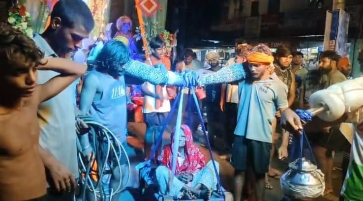 ब्रजघाट से कांवड़ में जल भरकर प्रस्थान करते कांवड़िए। संवाद ब्रजघाट से कांवड़ में जल भरकर प्रस्थान करते कांवड़िए। संवाद